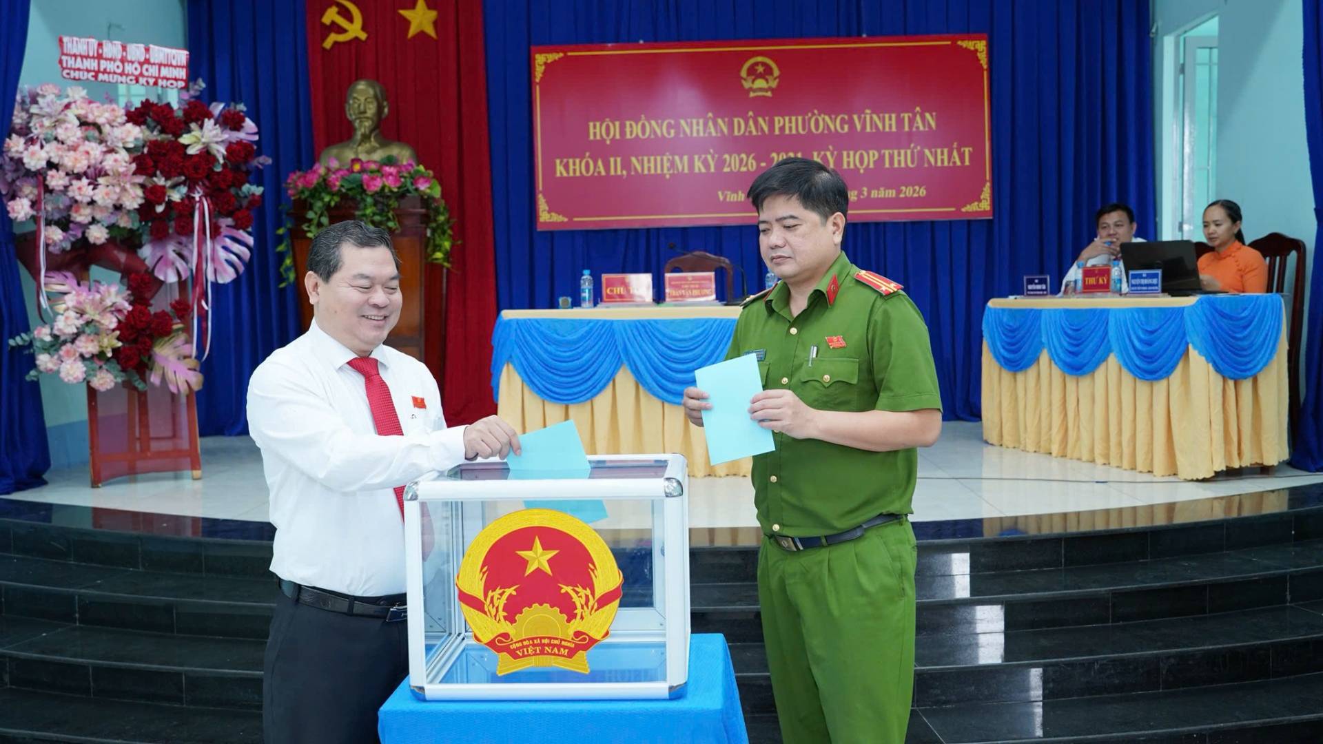 C&oacute; thể l&agrave; h&igrave;nh ảnh về c&aacute;i bục v&agrave; văn bản cho biết 'THANHPHO ) PHO CH&Uacute;C MилHC MUNCI KT HOP s HỘI ĐỒNG NH&Acirc;N D&Acirc;N PHƯ PHƯỞNG ONG &Omicron;&Nu;&Eta;&Alpha;&Nu;&Nu;&Rho; VİNHT KH&Oacute;AI KHOAU,&Eta;&mu;E&Mu;&Kappa; II, NHIỆM KY 2026 3oлa KỲ HỌP THỨ NHẤT VTah g3 กล้อ 2026 MSS CIR 0率'