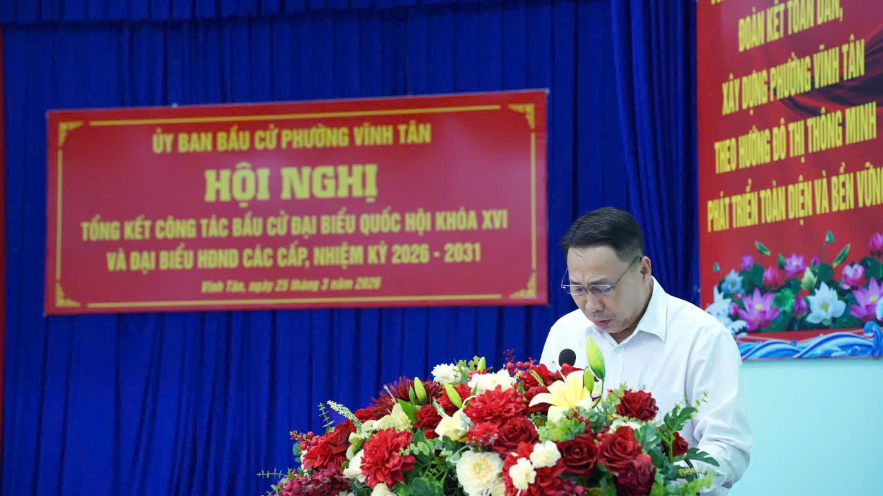 C&oacute; thể l&agrave; h&igrave;nh ảnh về hoa, c&aacute;i bục v&agrave; văn bản cho biết 'UY BAN B&Aacute;U CỨ PHƯỠNG H T&Acirc;N HỘI NGHỊ T&Oacute;NG KẾT C&Ocirc;NG TẮC BẦU CỬ DẠI BIỂU QUỐC HỘI KH&Oacute;A XVI V&Agrave; DAI BIỀU HDND C&Aacute;C CẤP NHIỆM KY 2026 2031 fise Tie aảu 209 立席商國有 กรำ'