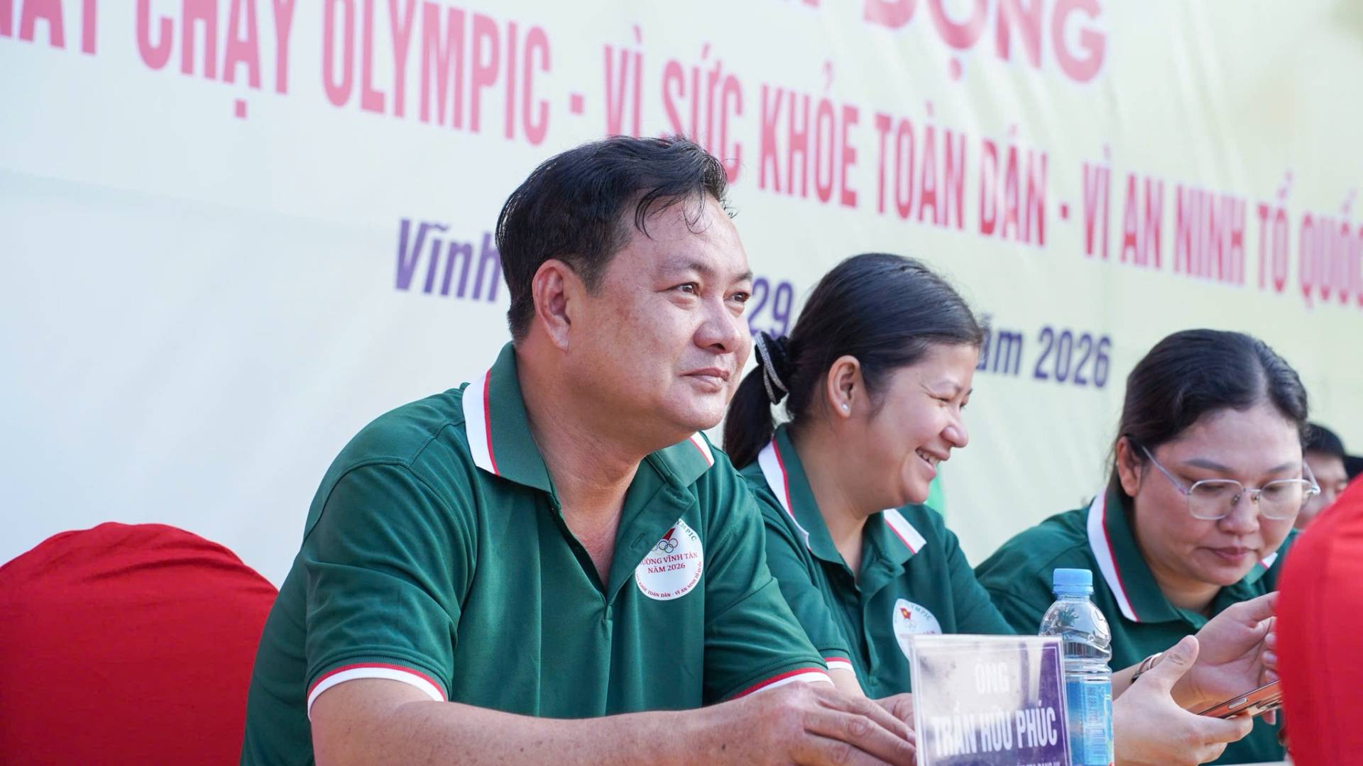 C&oacute; thể l&agrave; h&igrave;nh ảnh về một hoặc nhiều người v&agrave; văn bản