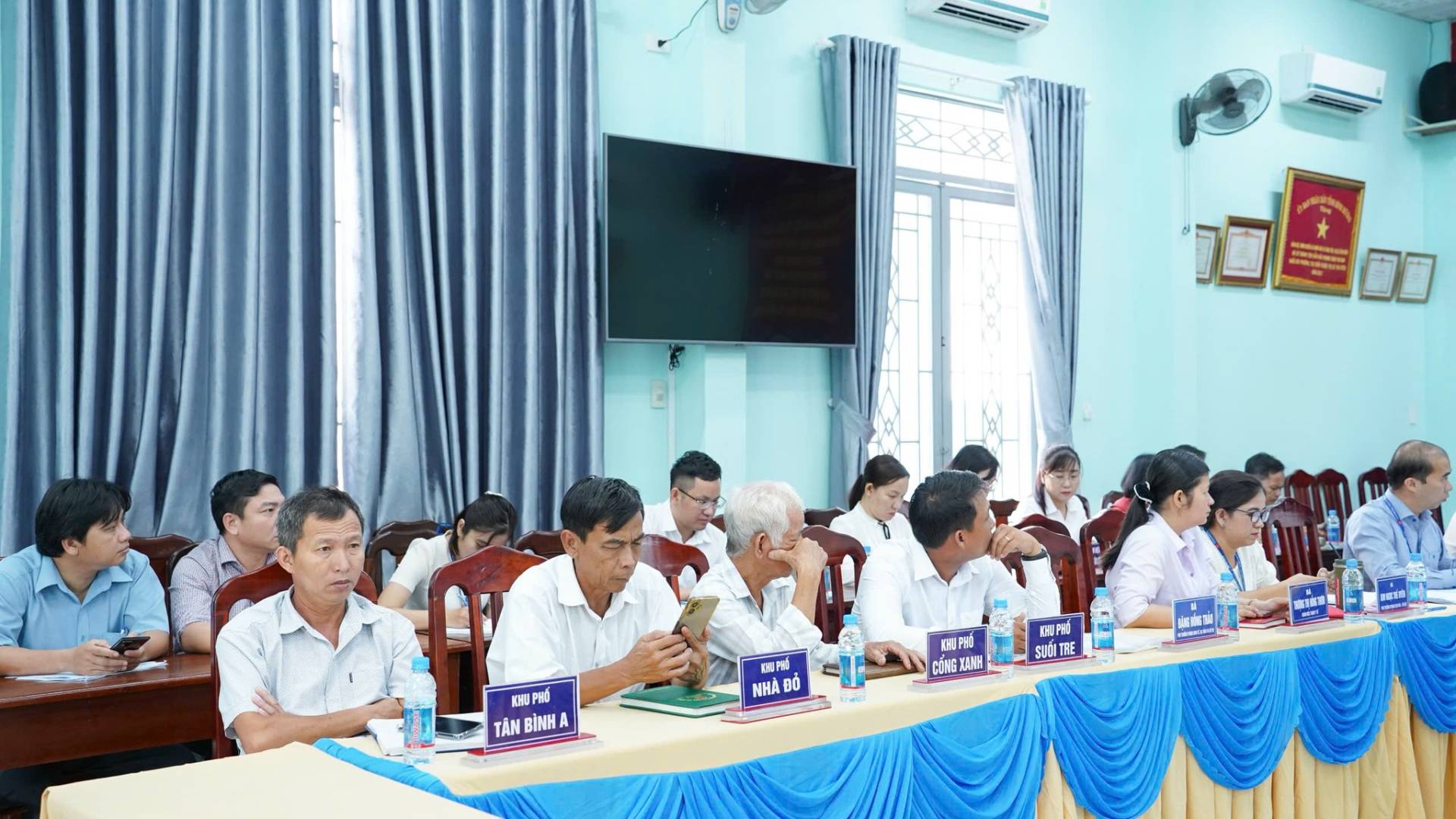 C&oacute; thể l&agrave; h&igrave;nh ảnh về một hoặc nhiều người, mọi người đang học v&agrave; văn bản