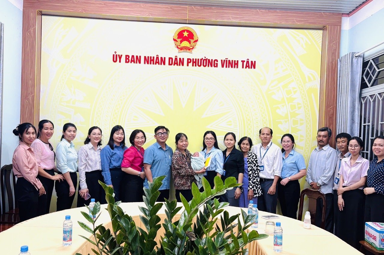 UBND PHƯỜNG VĨNH TÂN TỔ CHỨC LỄ GIAO NHẬN CON NUÔI