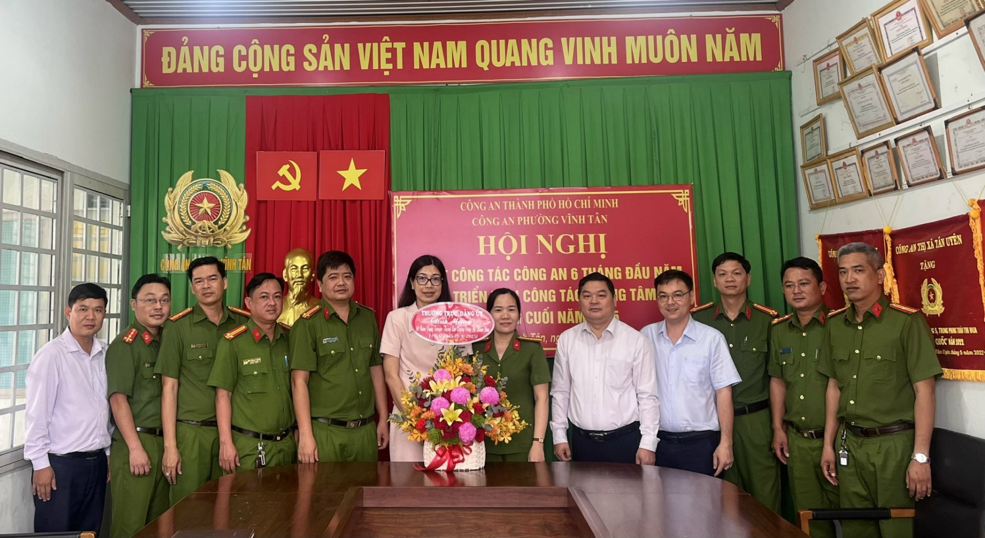 Lãnh đạo phường Vĩnh Tân thăm, chúc mừng Công an phường nhân kỷ niệm 80 năm Ngày truyền thống Công an nhân dân Việt Nam (19/8/1945-19/8/2025)