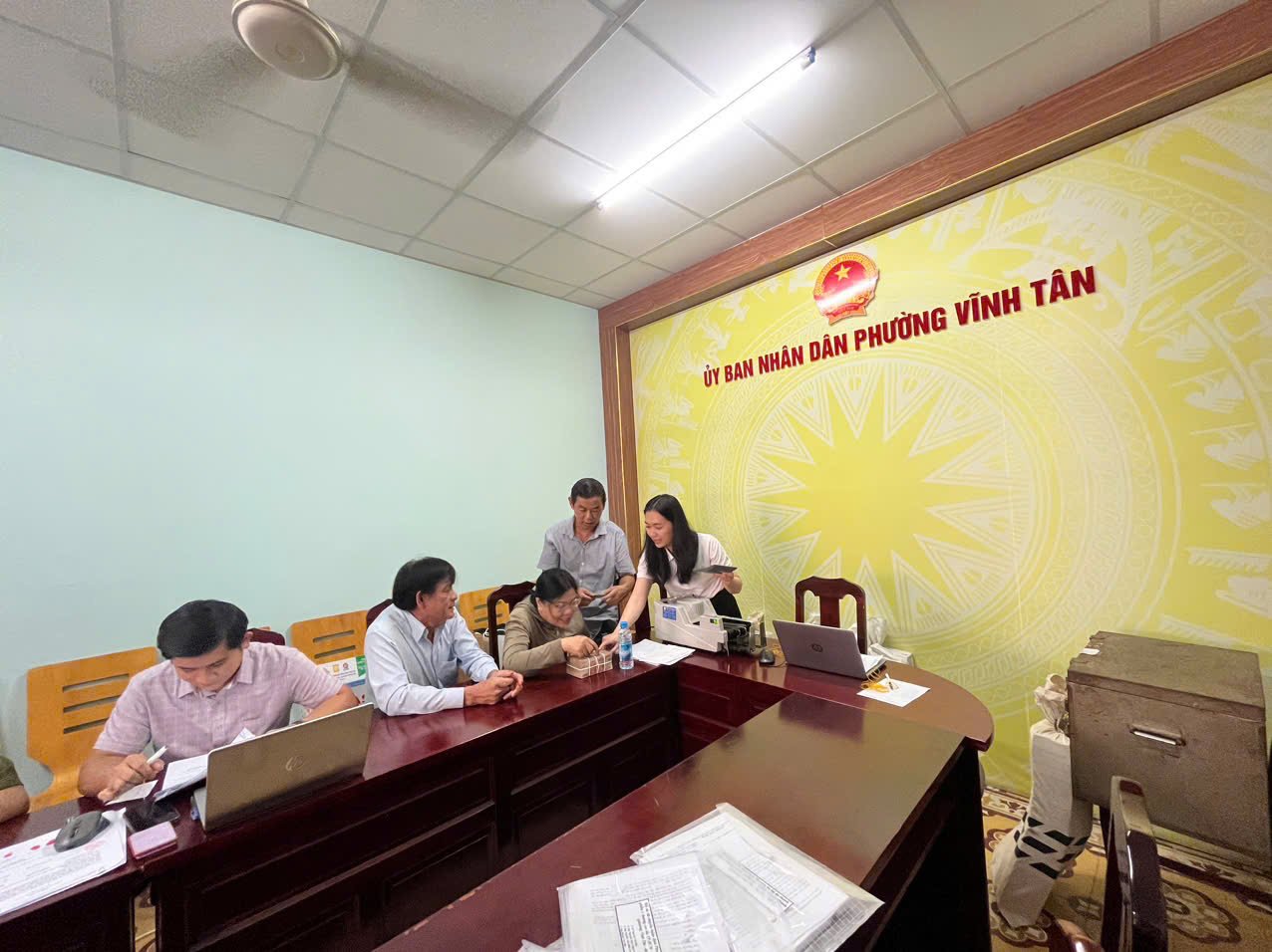 Phường Vĩnh Tân chi trả tiền bồi thường, hỗ trợ giải phóng mặt bằng dự án cao tốc