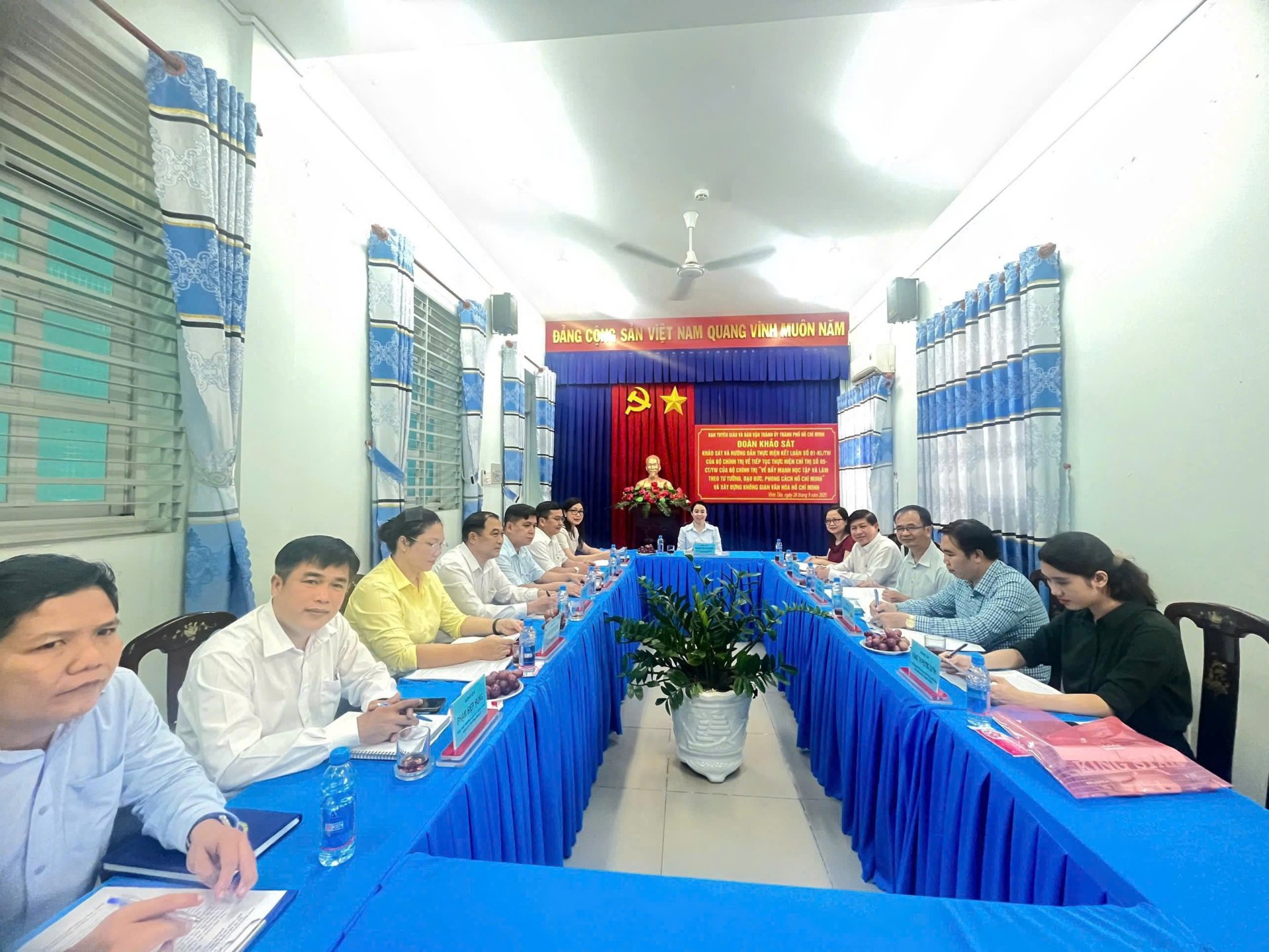 Đoàn khảo sát Ban Tuyên giáo và Dân vận Thành ủy TP.HCM khảo sát việc thực hiện kết luận số 01-KL/TW của Bộ Chính trị và xây dựng mô hình Không gian văn hóa Hồ Chí Minh tại phường Vĩnh Tân