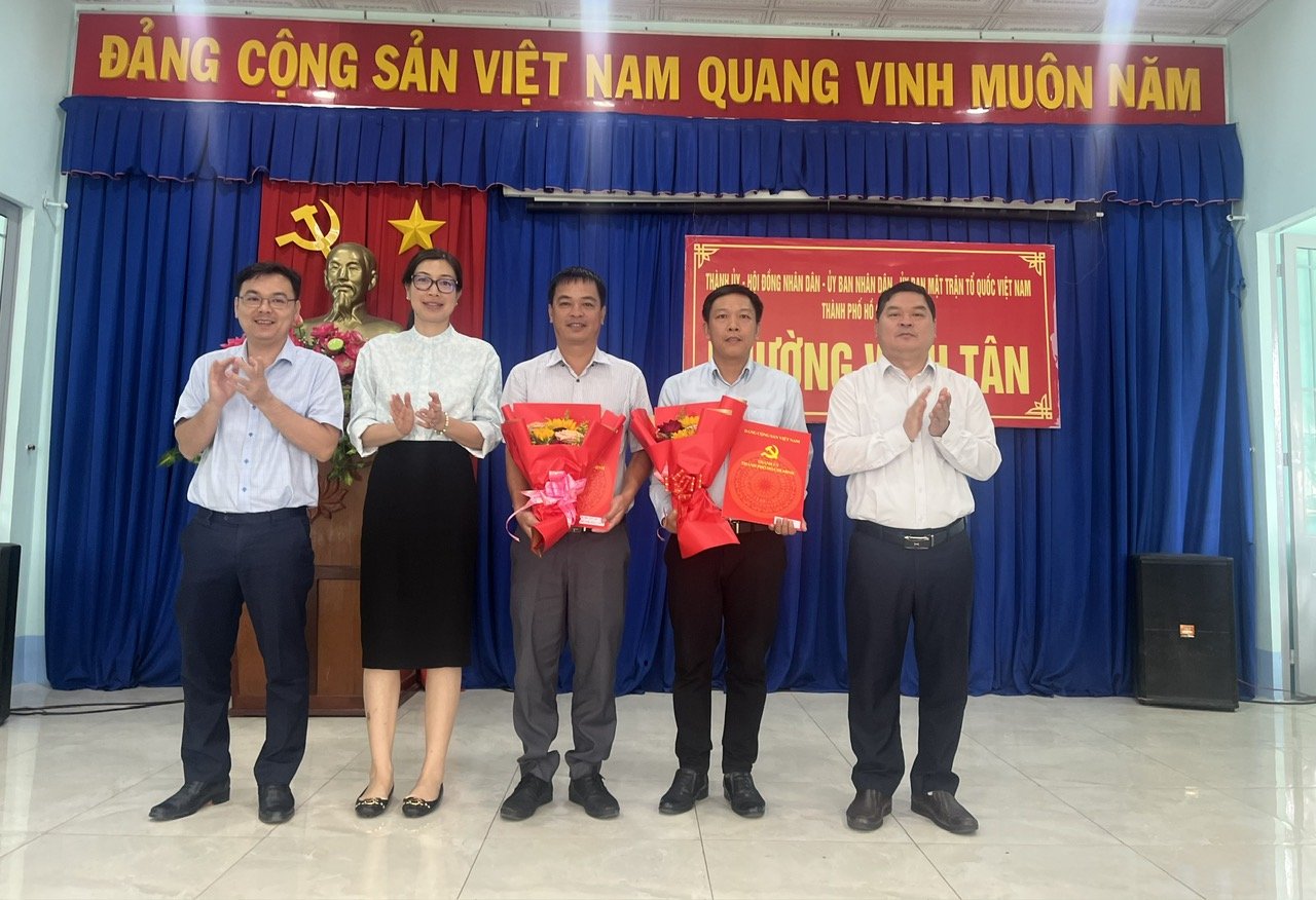 Đảng ủy phường Vĩnh Tân trao Quyết định công tác cán bộ