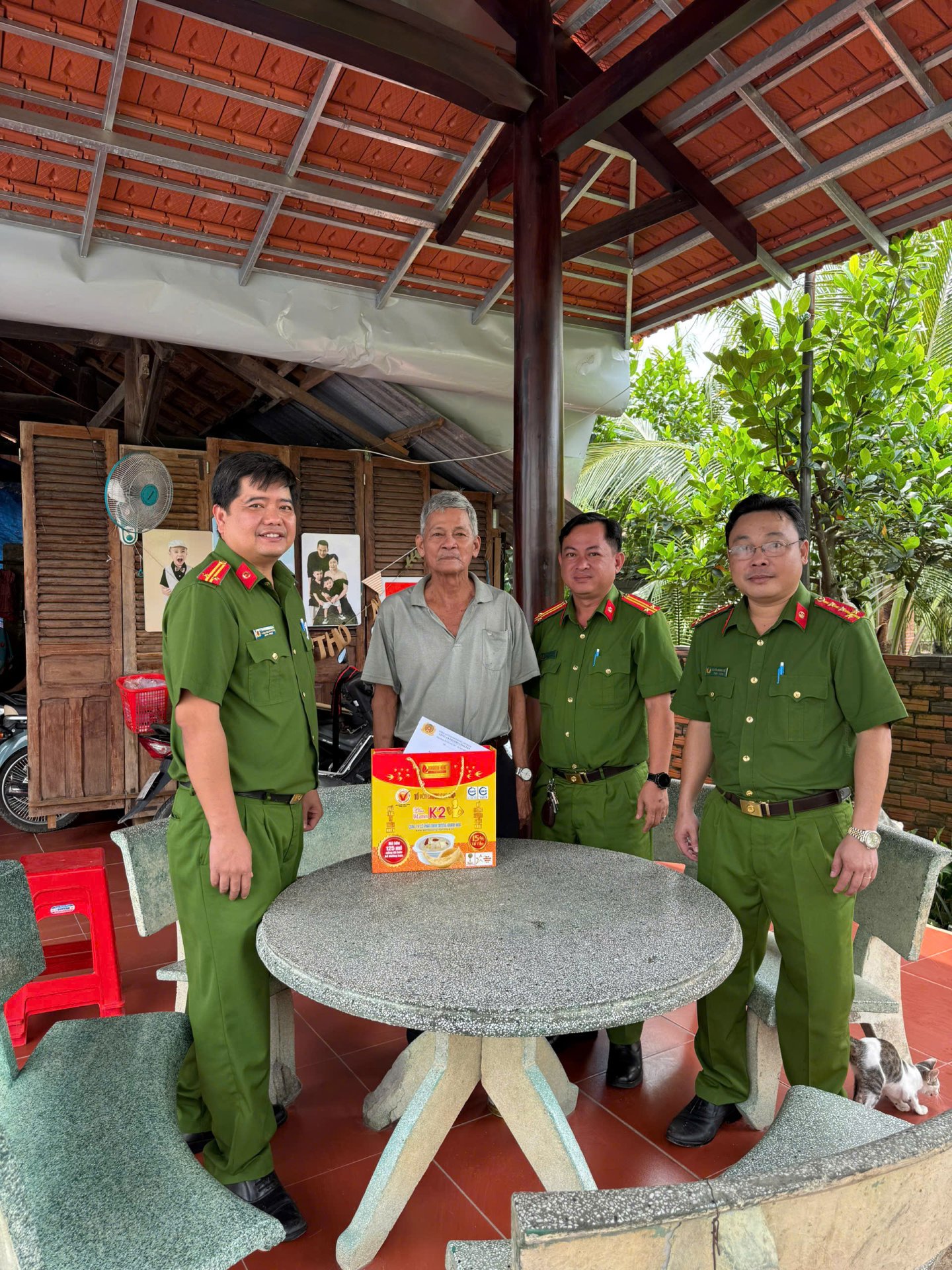 Công an phường Vĩnh Tân thăm, tặng quà cho gia đình là thân nhân liệt sĩ Công an nhân dân