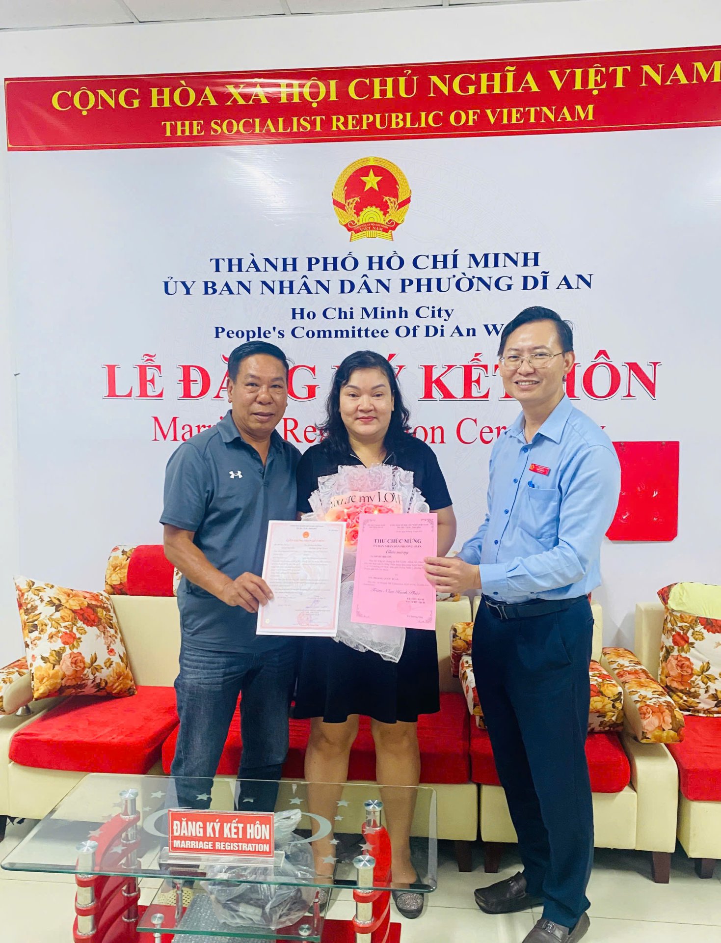 UBND phường Dĩ An tổ chức trao giấy kết hôn cho người dân