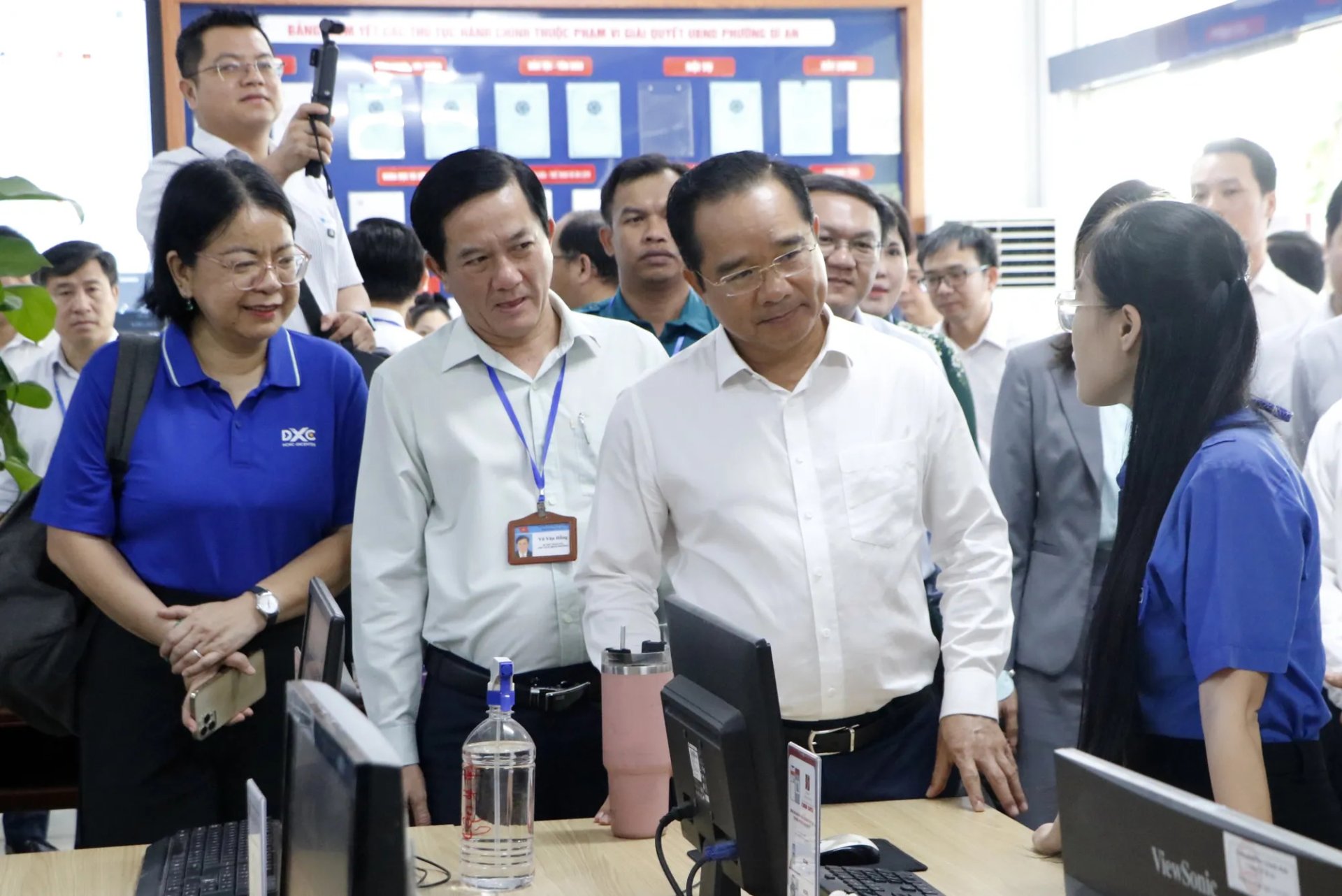 Chủ tịch UBND TP.HCM Nguyễn Văn Được hỏi thăm công tác của cán bộ, công chức