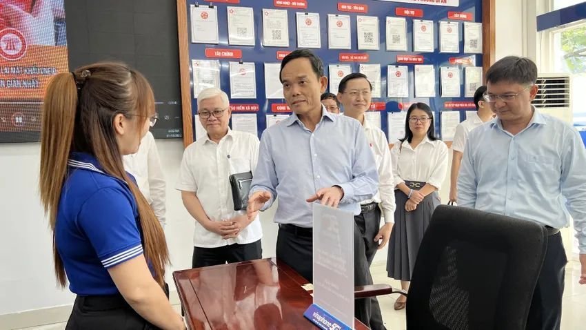 Bí thư Thành ủy TPHCM Trần Lưu Quang khảo sát Trung tâm hành chính công phường đông dân nhất thành phố