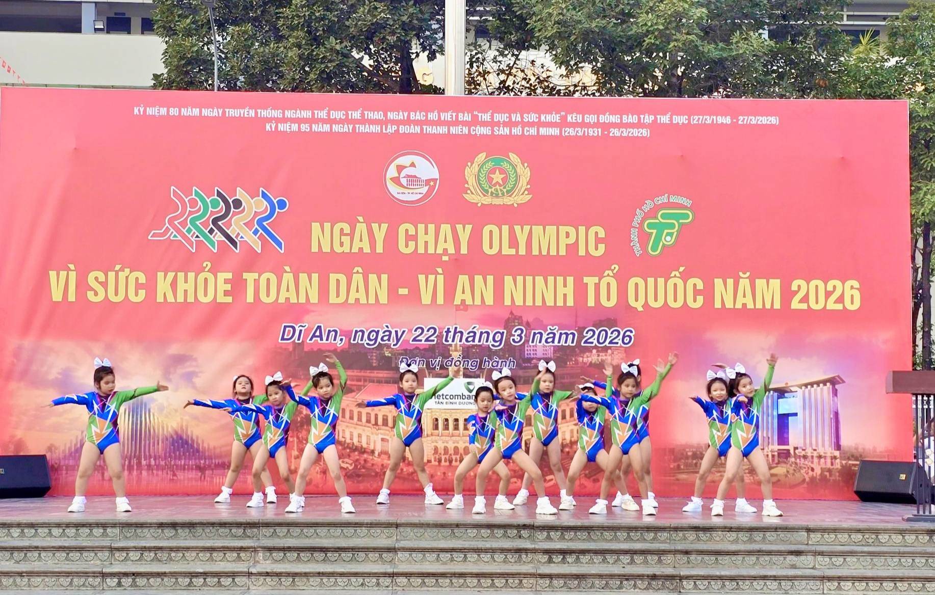 C&oacute; thể l&agrave; h&igrave;nh ảnh về đang khi&ecirc;u vũ v&agrave; văn bản