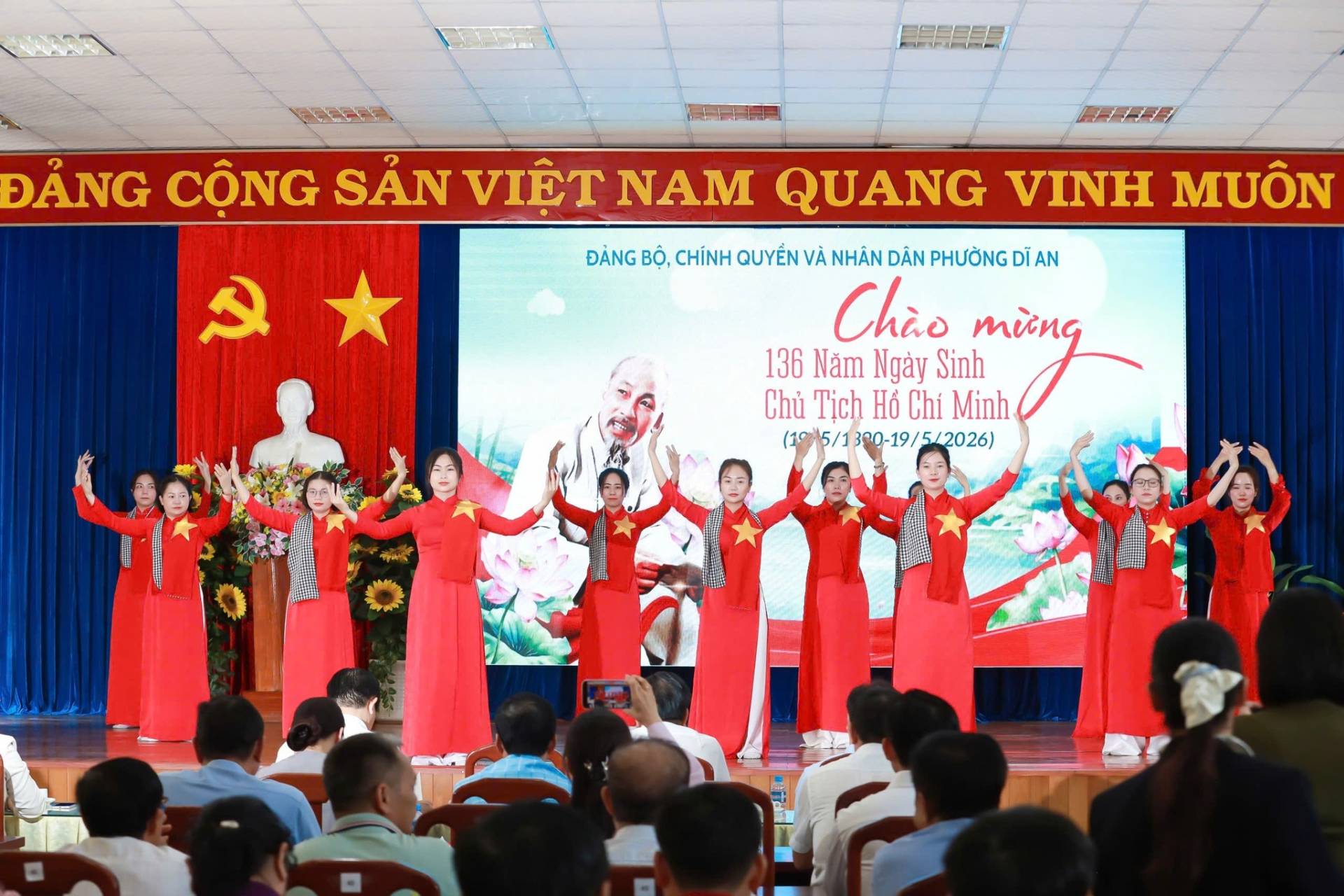 C&oacute; thể l&agrave; h&igrave;nh ảnh về văn bản cho biết '備低行Sー UImE ĐẢNG CỘNG SẢN VIỆT NAN QUANG VINH MU&Ocirc;N 双 Đ&Agrave;NG BỘ, CH&Iacute;NH QUYỀN V&Agrave; NH&Acirc;N D&Acirc;N PHƯỜNG DĨ AN Ch&agrave;o Minh mừng mừng 136 Năm Ng&agrave;y Sinh Chủ Tịch Hổ Ch&iacute; 5/ 5/1 (195/1 300-19 300-19/5/2026)'