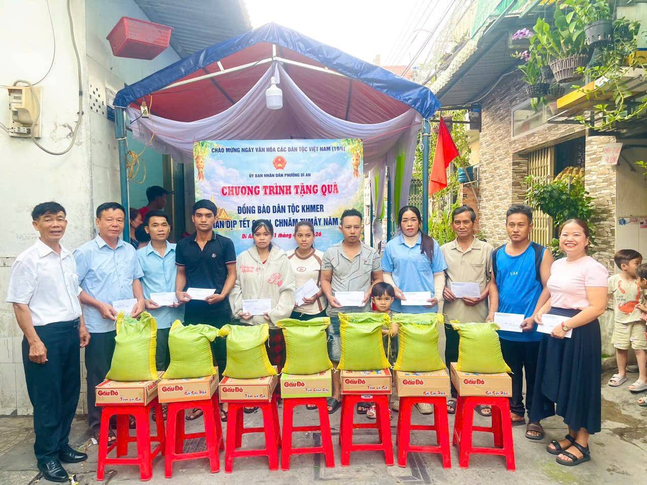 C&oacute; thể l&agrave; h&igrave;nh ảnh về một hoặc nhiều người v&agrave; văn bản