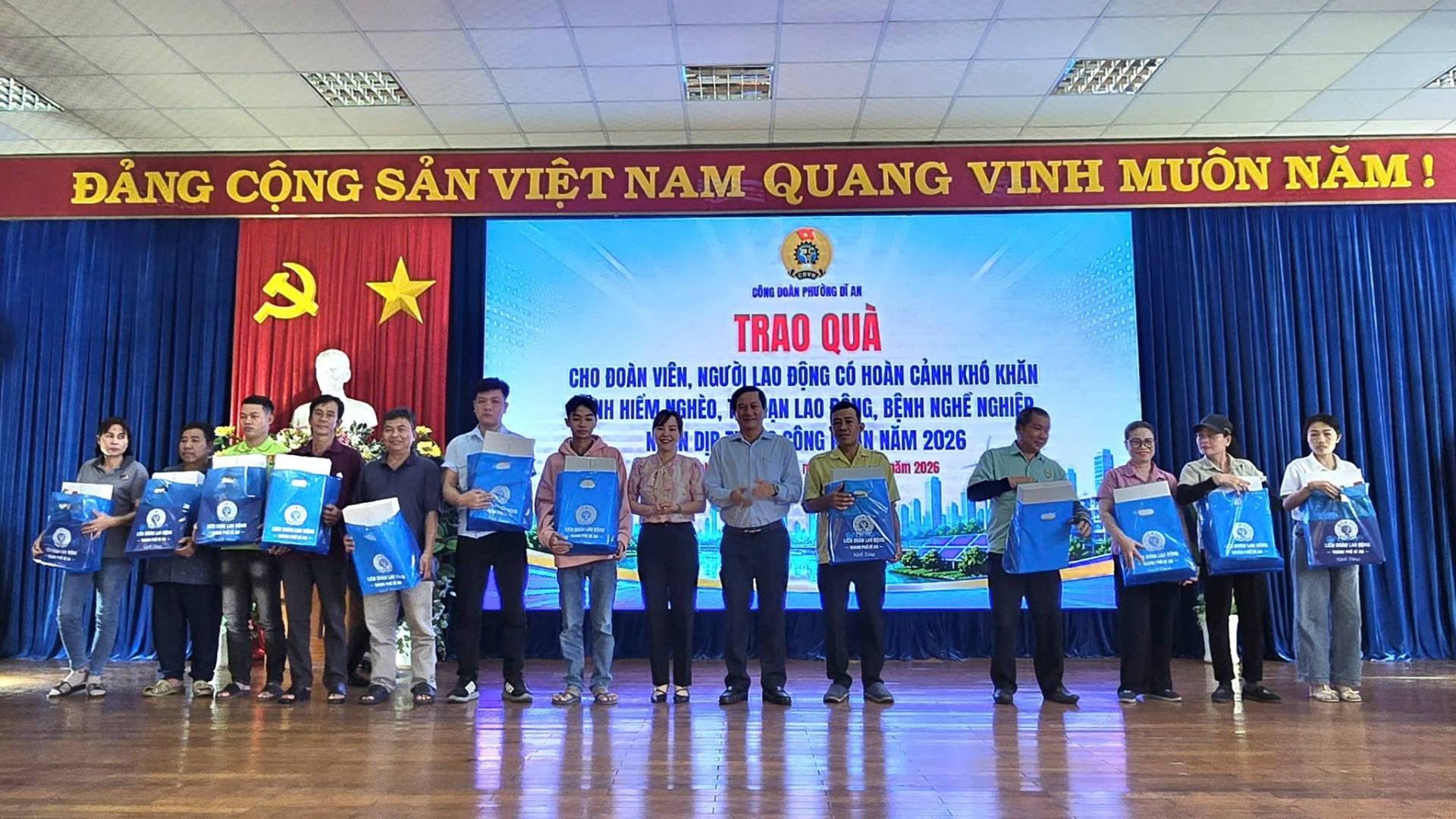 Có thể là hình ảnh về văn bản cho biết 'HrL ĐẢNG CỘNG SẢN VIỆT NAM QUANG VINH MUÔN NĂM! ! ん ធបិអ อ TRAO QUÀ CHO DOÀN VIÊN, NGƯỜI LAO ĐÔNG CÓ HOÀN CẢNH KHÓ KHĂN HEMMEHEO, HIỂM HEO, ẠN LAO G, BỆNH NGHỄ NGHIỆD CÔNG NĂM 2026 2026 Pa 一: C 6情幸博 nin'