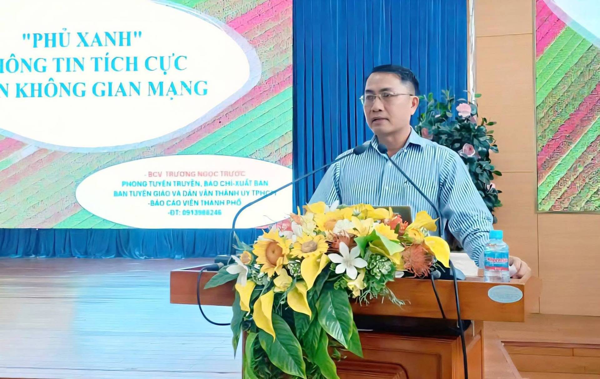 C&oacute; thể l&agrave; h&igrave;nh ảnh về c&aacute;i bục v&agrave; văn bản