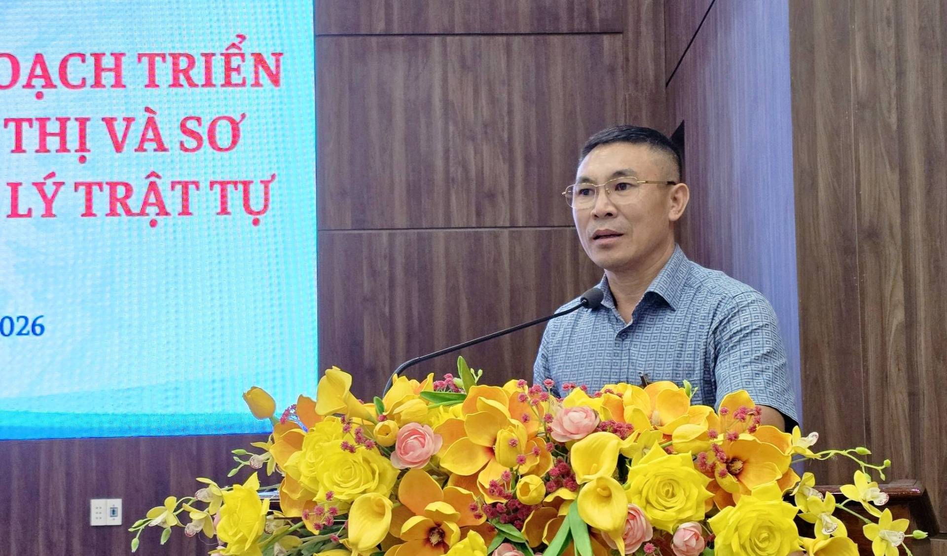 C&oacute; thể l&agrave; h&igrave;nh ảnh về c&aacute;i bục v&agrave; văn bản cho biết 'DẠCH TRIỂN THỊ V&Agrave; sơ L&Yacute; TR&Acirc;T TỰ 026'