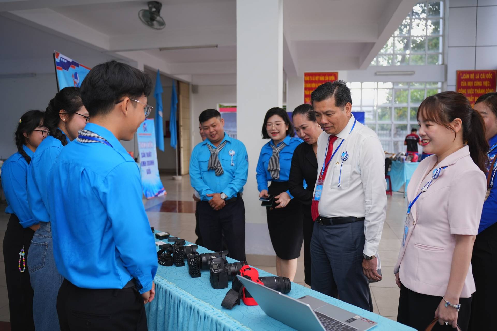 C&oacute; thể l&agrave; h&igrave;nh ảnh về một hoặc nhiều người, c&aacute;i bục v&agrave; văn bản