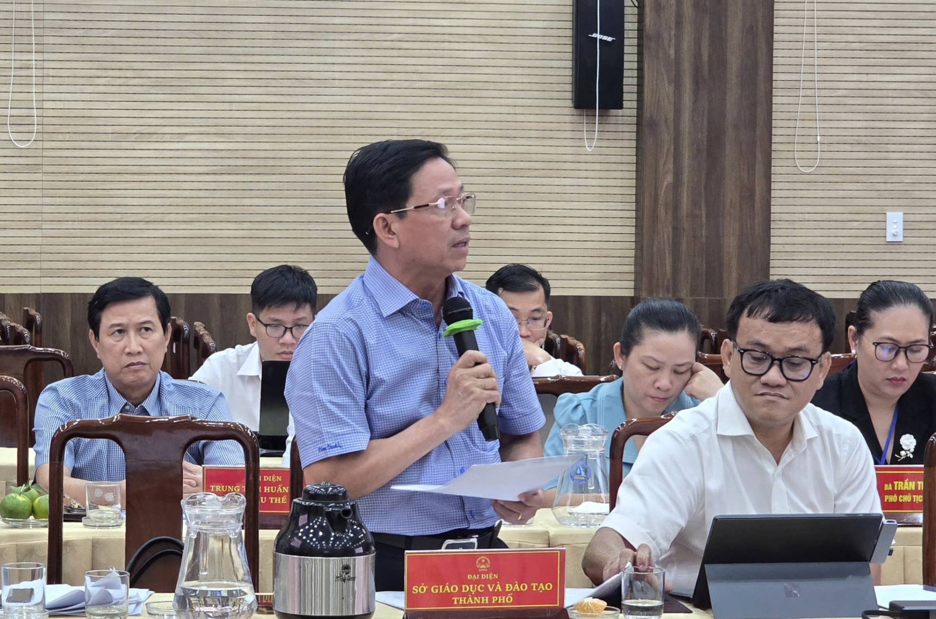 Có thể là hình ảnh về một hoặc nhiều người và văn bản cho biết '주제를 TRUNG1 DIỆN HUAN THE PEA TRÁNTI PHO CH DAIDIEN sở GIÁO SGIÁODUCVÀĐÀOTẠO DỤC DUCV ĐÃO TẠO UC THÀNH PHÓ'