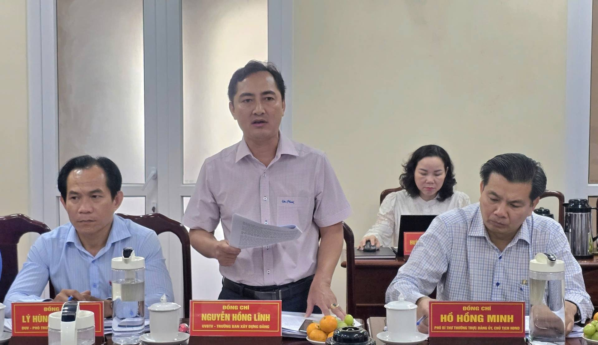 C&oacute; thể l&agrave; h&igrave;nh ảnh về một hoặc nhiều người v&agrave; văn bản