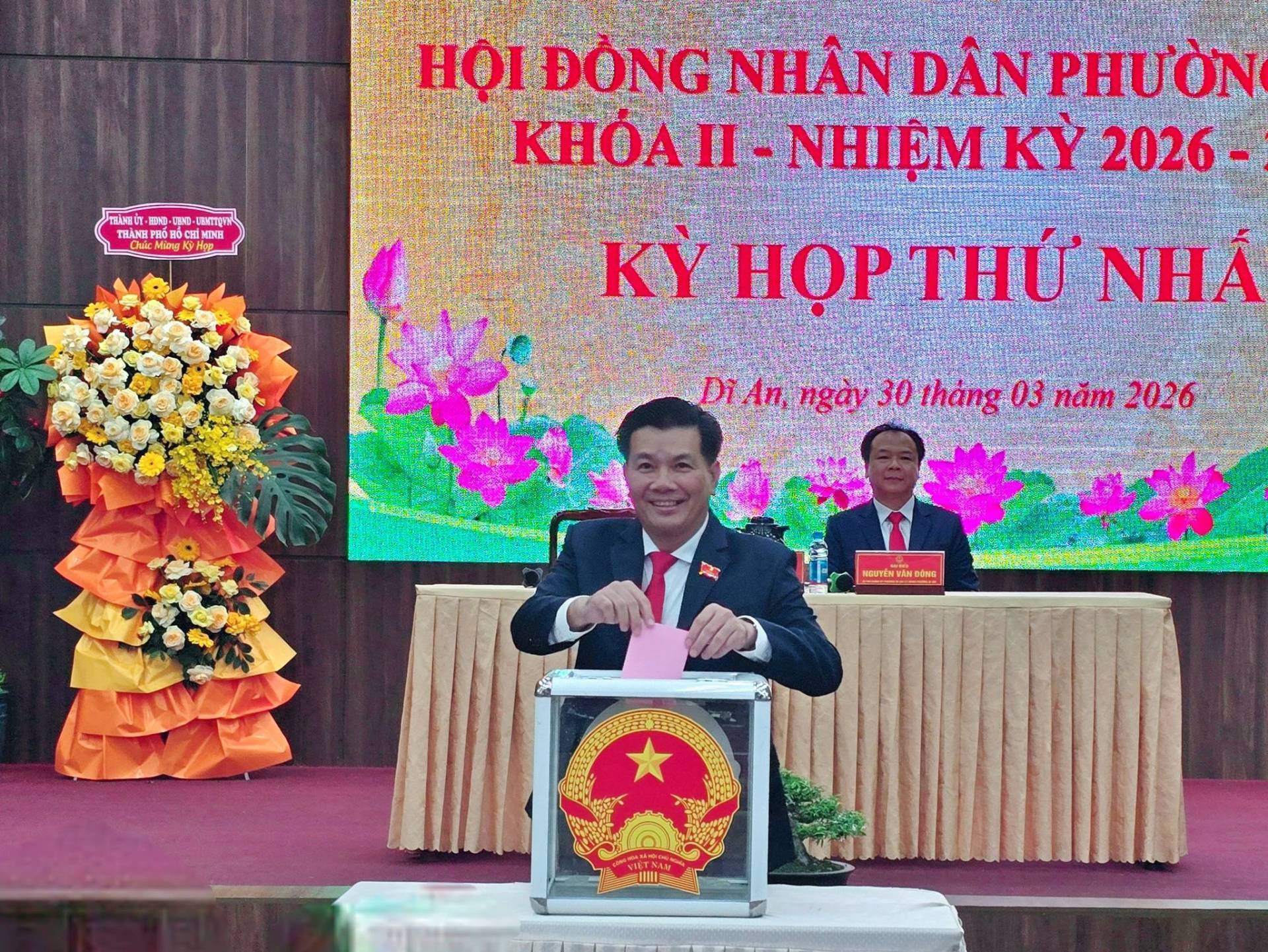 Có thể là hình ảnh về cái bục và văn bản