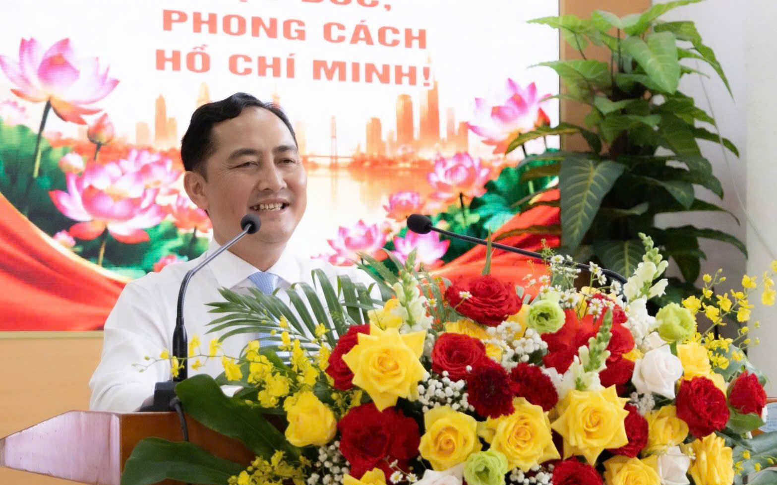 Có thể là hình ảnh về hoa và văn bản cho biết 'PHONG CÁCH HỐ CHÍ MINH!'