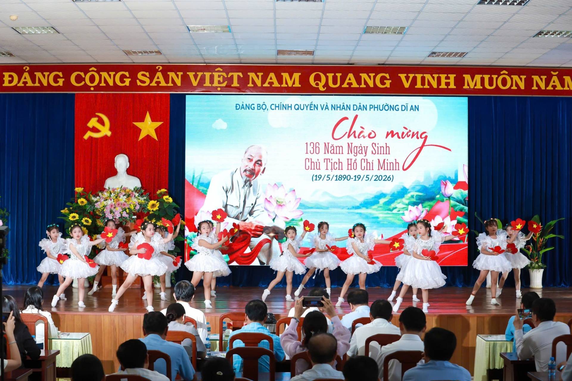 C&oacute; thể l&agrave; h&igrave;nh ảnh về văn bản cho biết 'KWU55A1 神ー馬用ーー ĐẢNG C&Ocirc;NG SẢN VI&Ecirc;T NAM QUANG VINH MU&Ocirc;N NĂN CEEEEHI 山 Đ&Agrave;NG BỘ, CH&Iacute;NH QUYẾN V&Agrave; NH&Acirc;N D&Acirc;N PHƯỜNG DI AN Ch&agrave;o Sinh Minh mừng mừng 136 Năm Ng&agrave;y Chủ Tich H&oacute; Chi (19/5/1890-19/5/2026)'