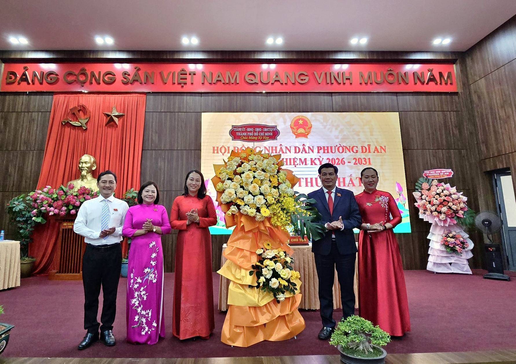 Có thể là hình ảnh về văn bản cho biết 'ĐẢNG CỘNG SẢN VIỆT NAM QUANG VINH MUÔNNĂM MUÔN NĂM 0・63 MTOONG THUNE Mingme isarA HONN HỘI GNHÂN DÂN PHƯỜNG Di AN HIỆM KỲ 2026 2031 HOHAT H HÁT'