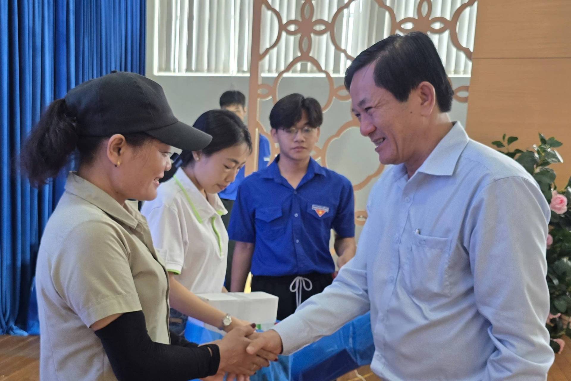 Có thể là hình ảnh về một hoặc nhiều người