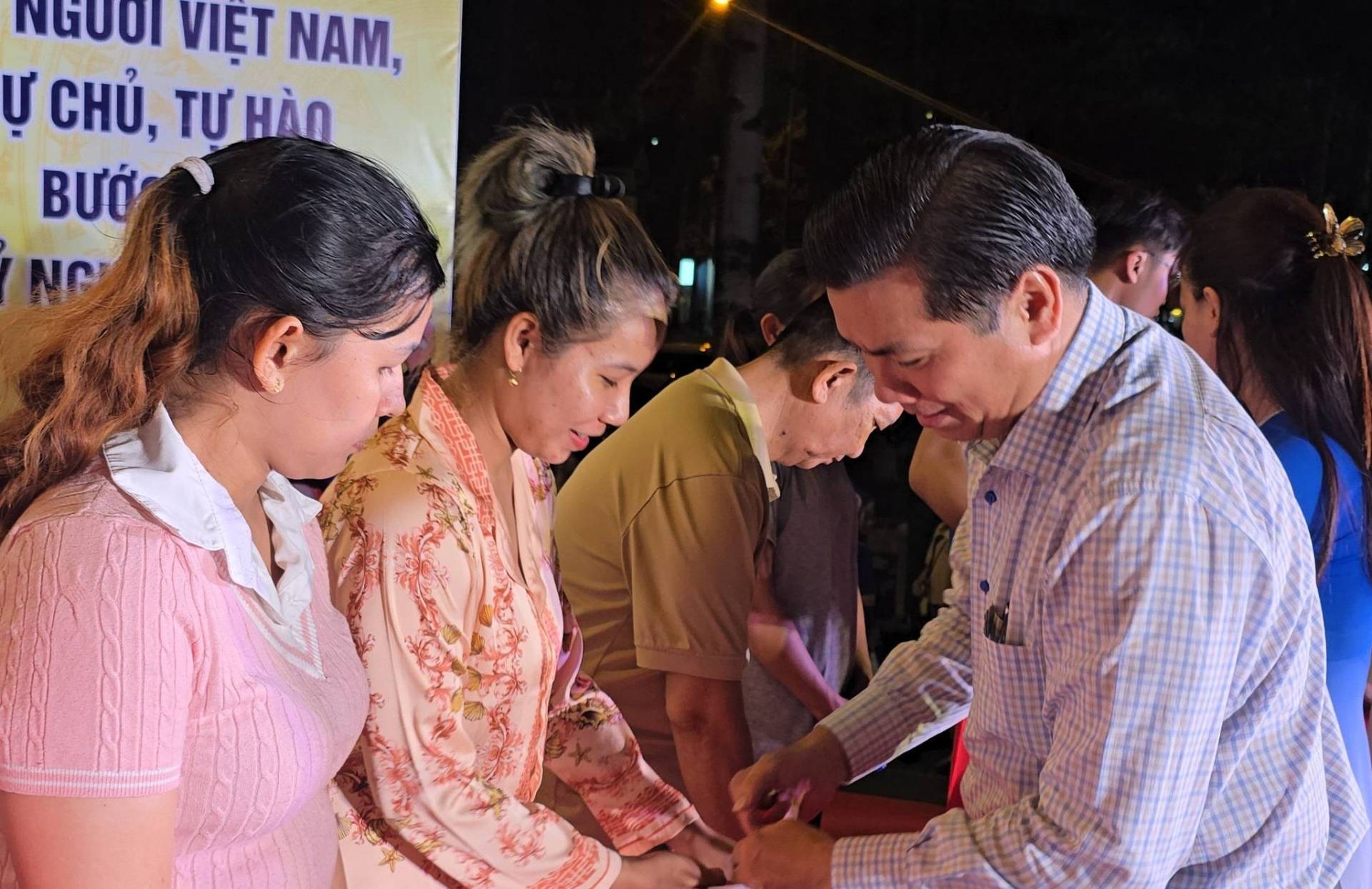 Có thể là hình ảnh về một hoặc nhiều người, đền thờ và văn bản cho biết 'NGUỜI VIỆT NAM, Ự CHỦ, TỰ TỰHÀO HÀO BƯỚ'