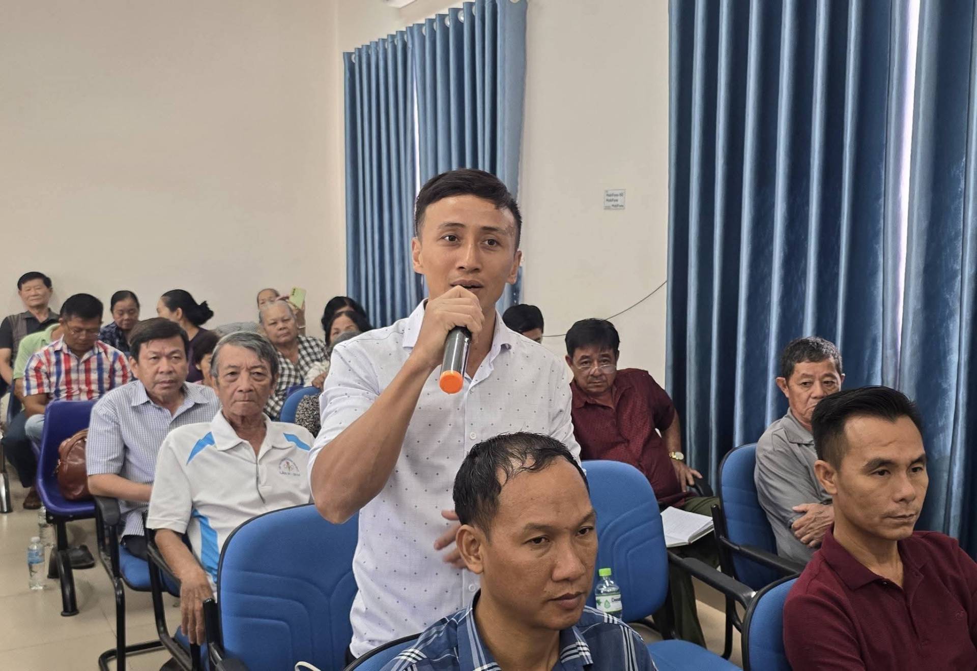 C&oacute; thể l&agrave; h&igrave;nh ảnh về một hoặc nhiều người, mọi người đang học v&agrave; văn bản