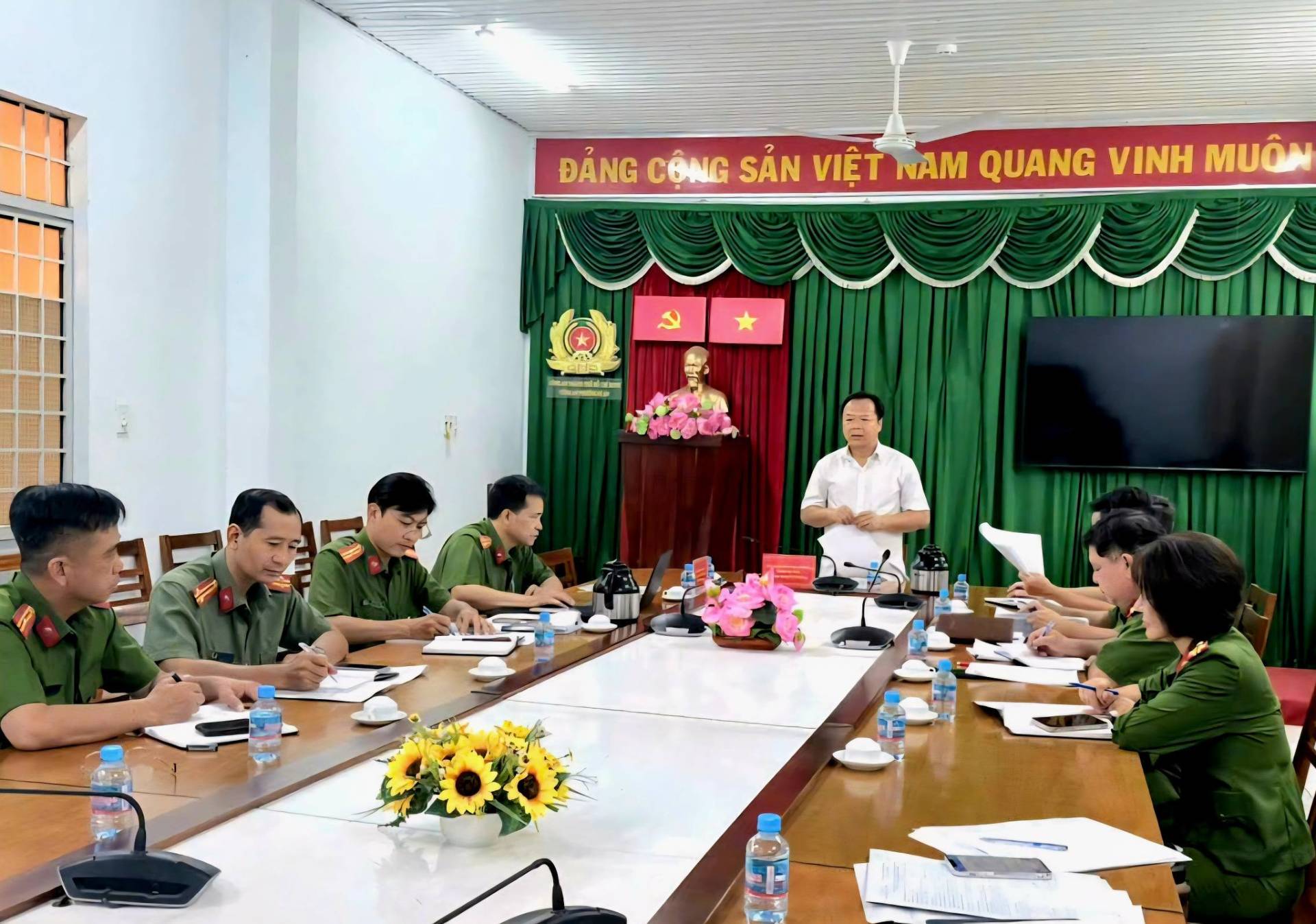 C&oacute; thể l&agrave; h&igrave;nh ảnh về văn bản cho biết 'ĐẢNG CỘNG SẢN VIỆT NĂM QUANG VINH MU&Ocirc;N CoNSCIP'