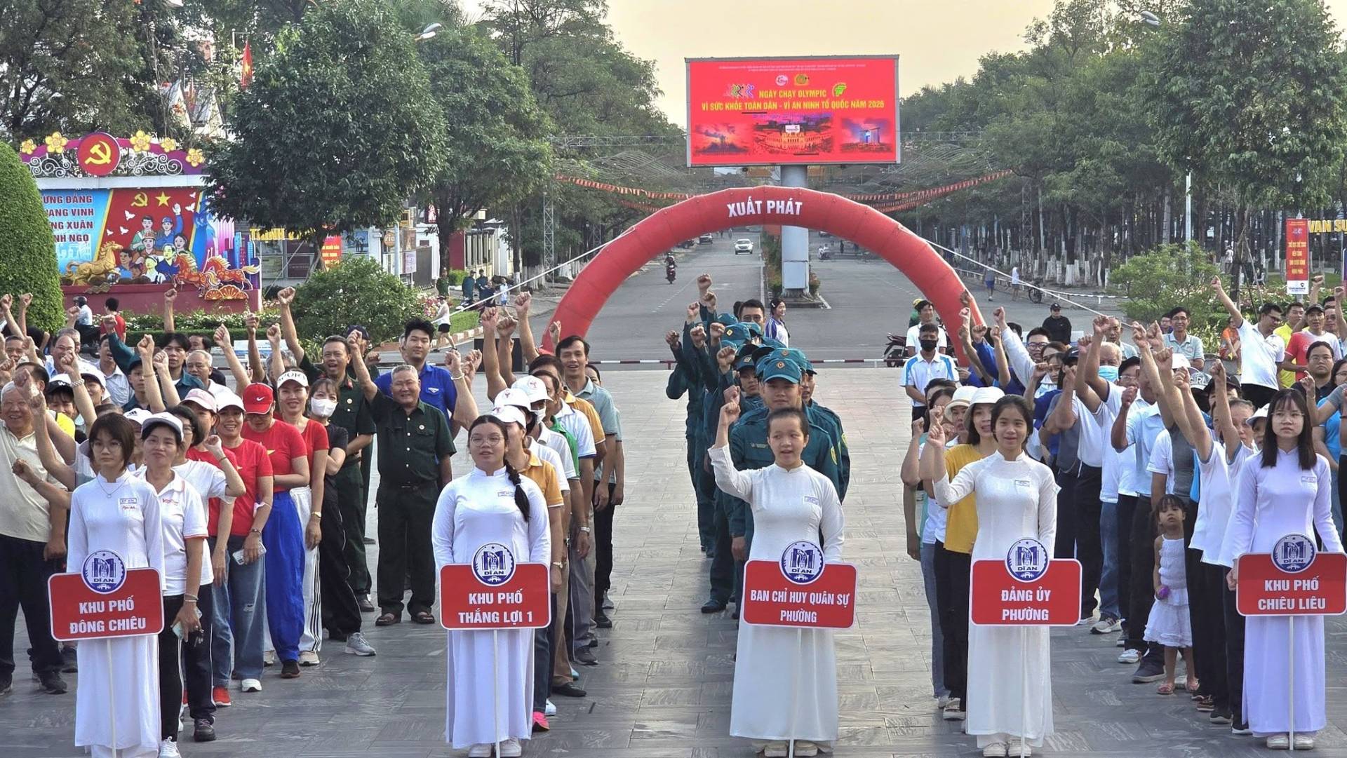 C&oacute; thể l&agrave; h&igrave;nh ảnh về một hoặc nhiều người v&agrave; văn bản