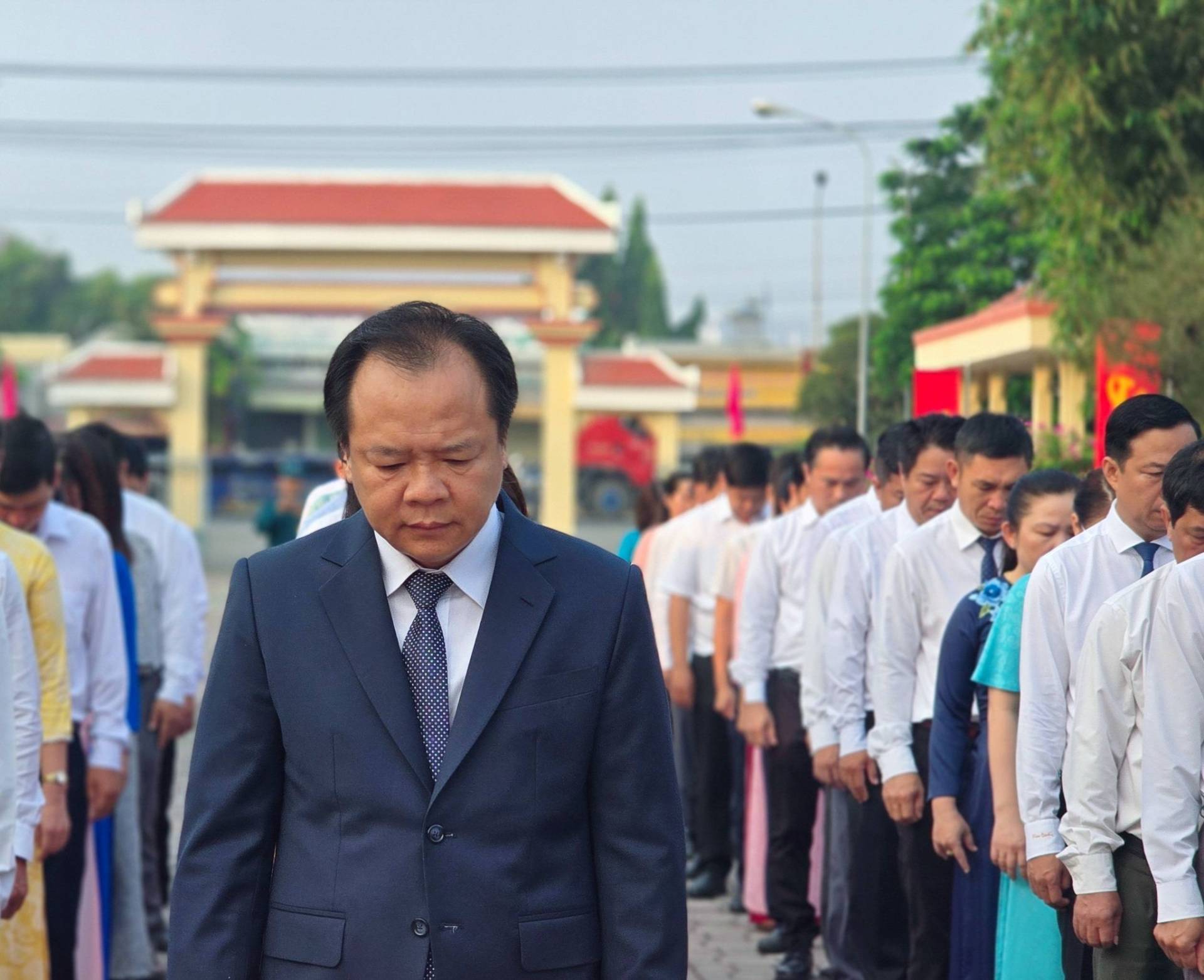 Có thể là hình ảnh về một hoặc nhiều người