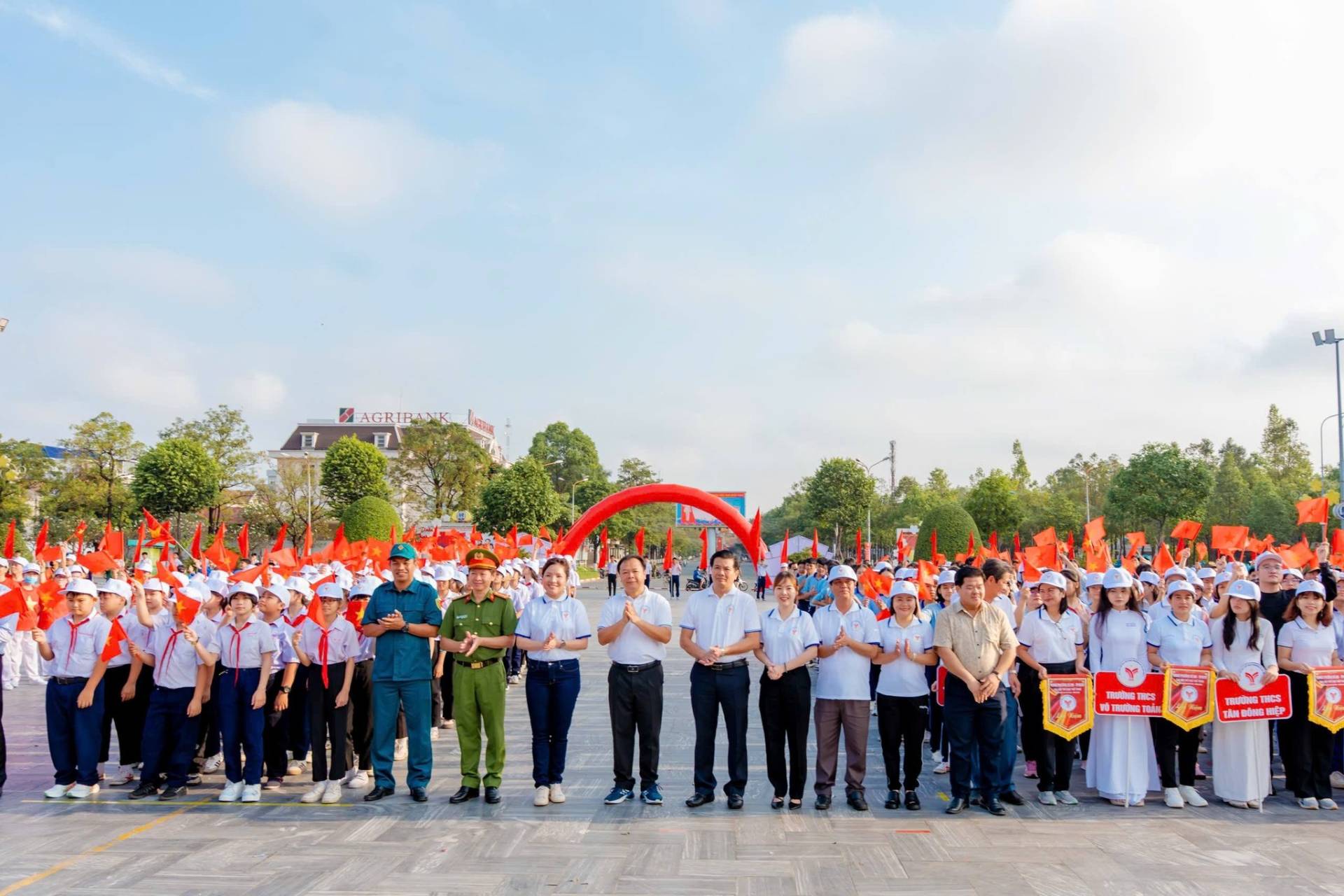 C&oacute; thể l&agrave; h&igrave;nh ảnh về một hoặc nhiều người, k&egrave;n clarinet v&agrave; văn bản
