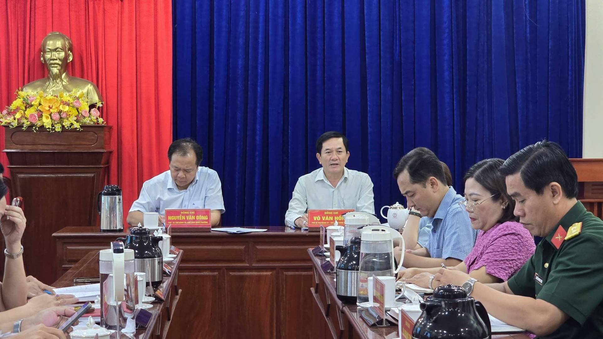 C&oacute; thể l&agrave; h&igrave;nh ảnh về một hoặc nhiều người v&agrave; văn bản cho biết 'NGUYEN ENV o MOM VAN Đ&Ocirc;NNG CESEC V&Otilde; VA VAN ANH 10R N A'