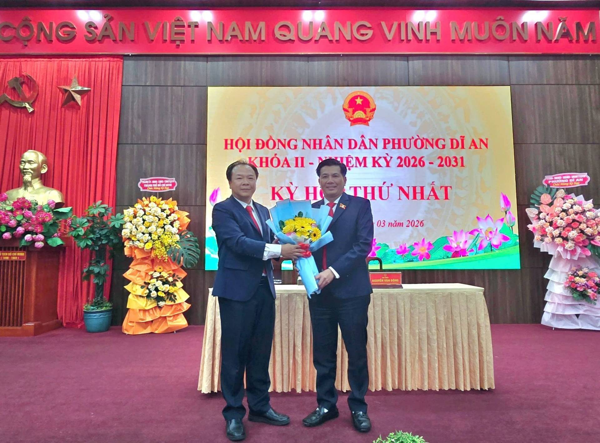 Có thể là hình ảnh về văn bản cho biết 'CỘNG SẮN VIỆT NAM QUANG VINH MUÔN MUÔNNĂM NĂM 김선국이법 HỌI ĐỒNG NHÂN DÂN PHƯỜNG Di AN ΚΗΌΔΙ- NHIEN ỆM KY 2026 2031 THỨ NHẤT KỲH PHƯONG 1A 03 năm 2026 INPHTENNSSS'