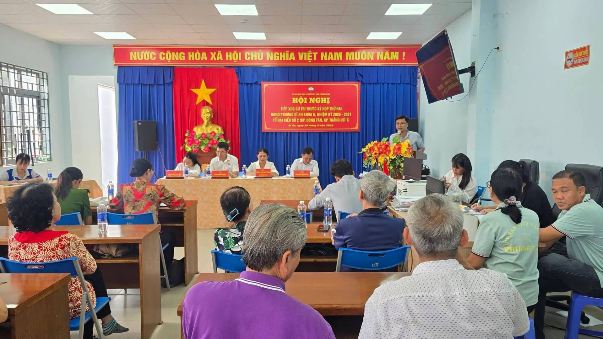 C&oacute; thể l&agrave; h&igrave;nh ảnh về c&aacute;i bục v&agrave; văn bản