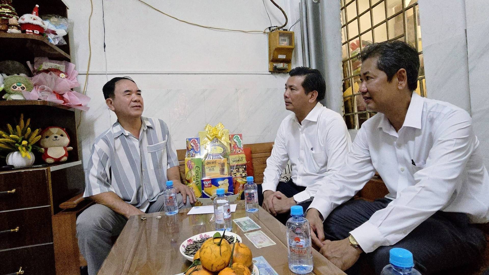 C&oacute; thể l&agrave; h&igrave;nh ảnh về một hoặc nhiều người v&agrave; văn bản