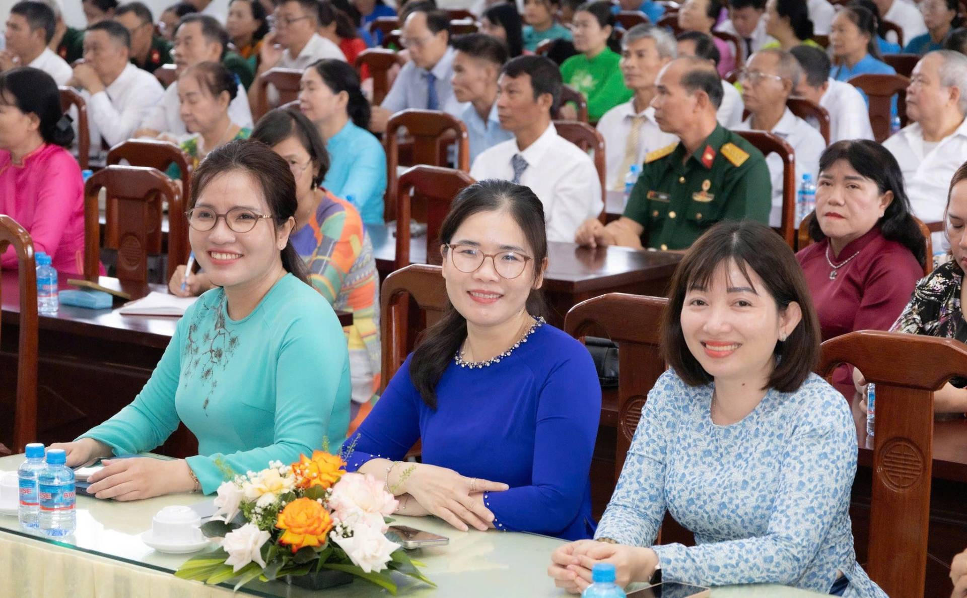 Có thể là hình ảnh về một hoặc nhiều người