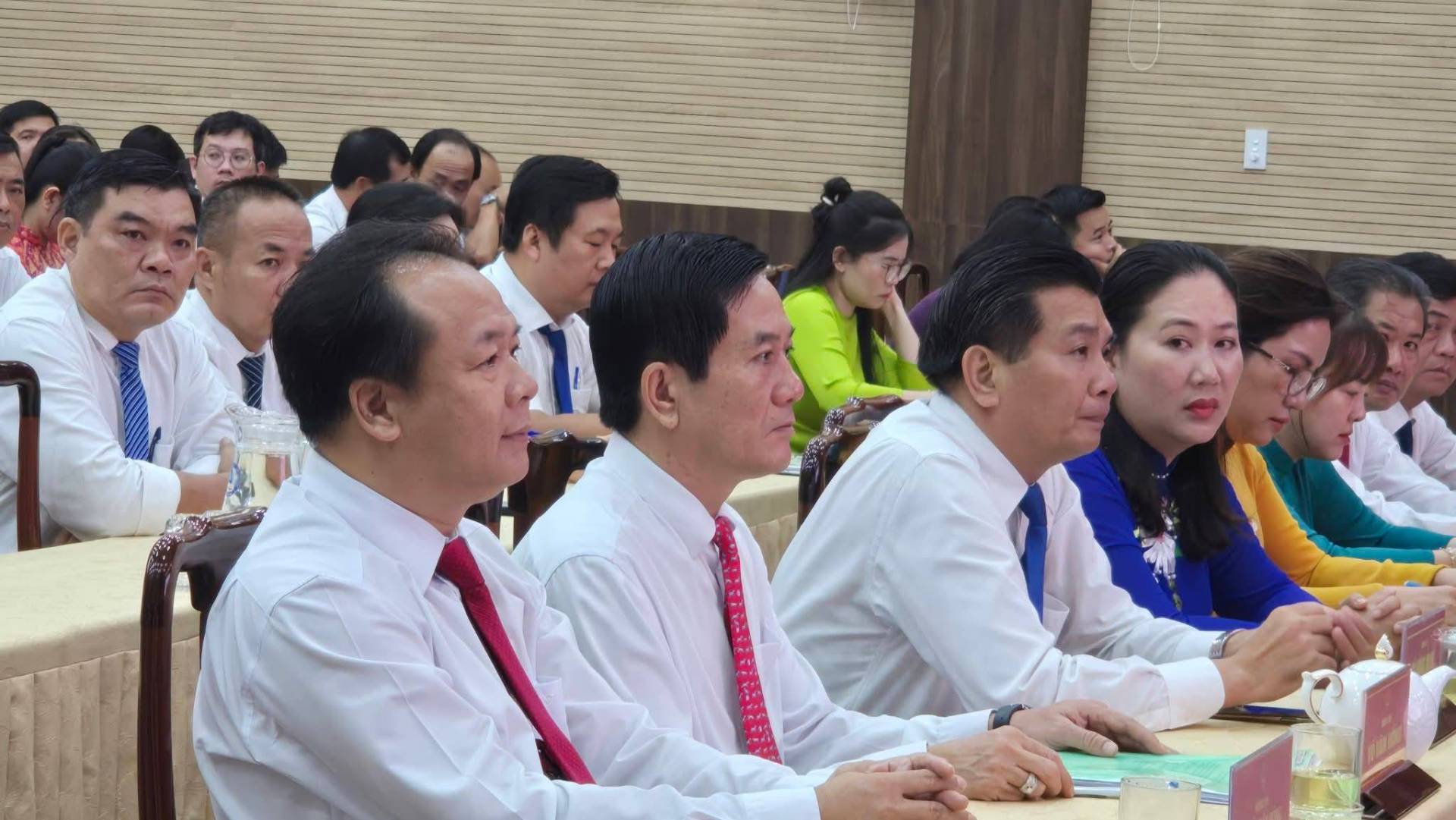 Có thể là hình ảnh về một hoặc nhiều người, đền thờ và văn bản