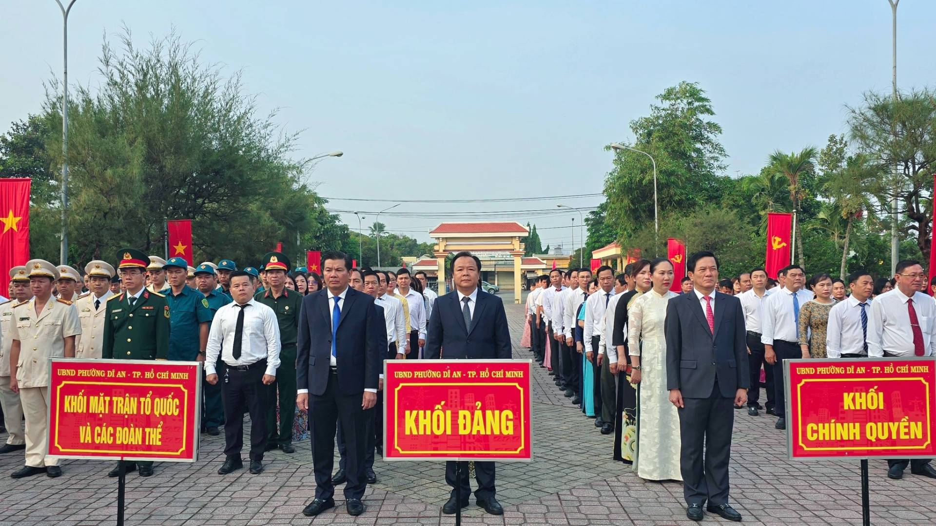 Có thể là hình ảnh về văn bản cho biết 'I UEOKD HƯƠNG .-. AN TP. 30CHT MHNH KHÓMẶTTRẬNTỔQUÓC KHÓIMẶT VÀCÁCOÀNTHE UBND PHƯỠNG AN N- -IP. -TF PH -. ዘር DCH MENH KHỐI ĐẢNG UBND PHƯỞNG AN- -T TP. CH P.H HOCHI . cHi CINH HỒ KHỐI CHÍNH CHÍNHQUYỀN QUYỀN'