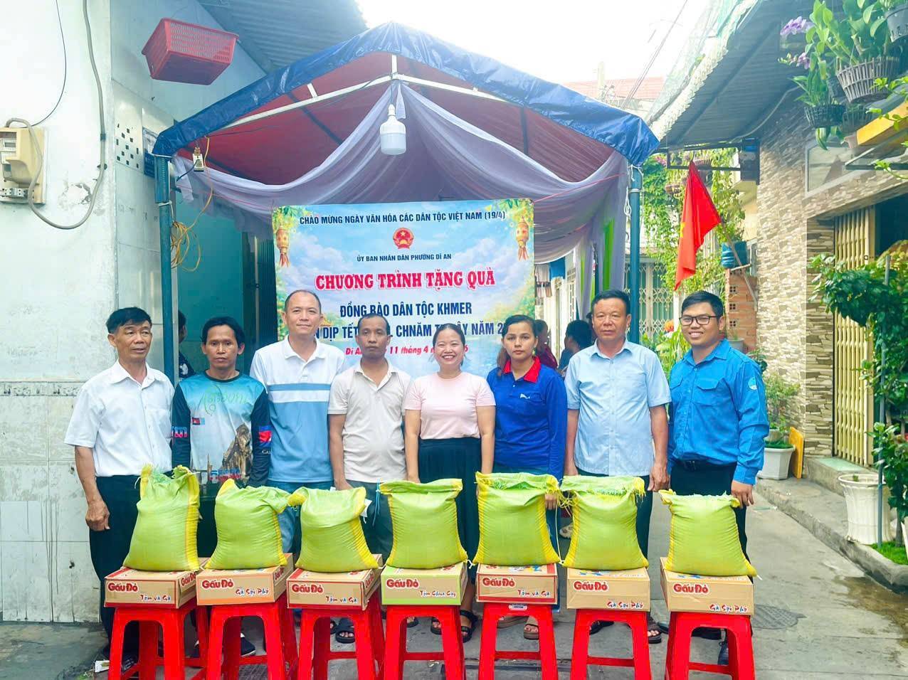 C&oacute; thể l&agrave; h&igrave;nh ảnh về một hoặc nhiều người v&agrave; văn bản