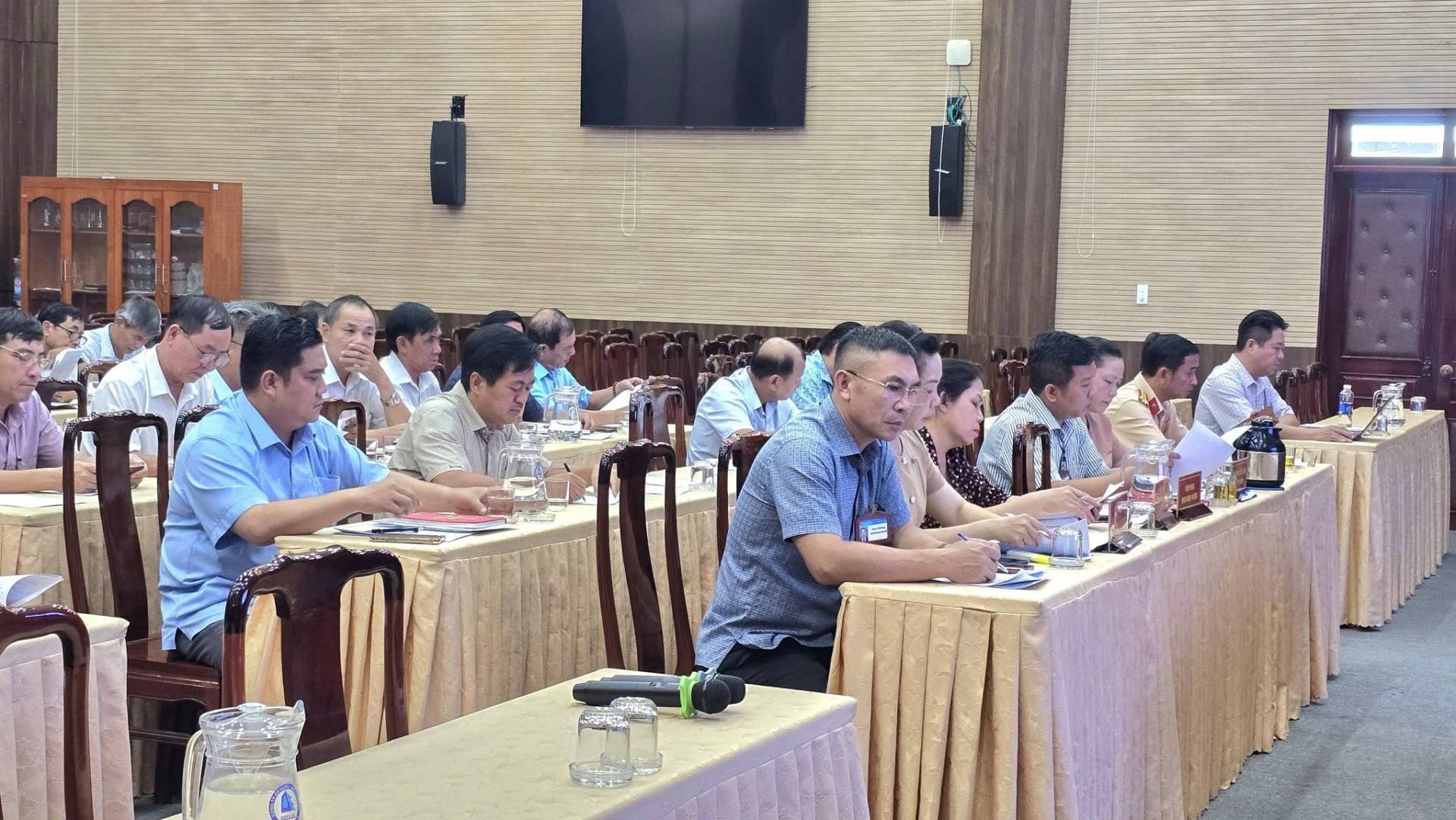 C&oacute; thể l&agrave; h&igrave;nh ảnh về một hoặc nhiều người, mọi người đang học v&agrave; b&agrave;n