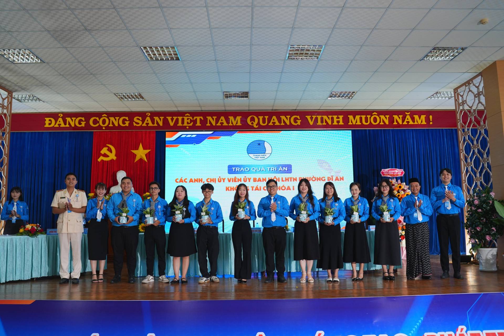 C&oacute; thể l&agrave; h&igrave;nh ảnh về &lrm;c&aacute;i bục v&agrave; &lrm;văn bản cho biết '&lrm;STIIE ĐẢNG CỘNG SẢN VIỆT NAM QUANG VINH MU&Ocirc;N NĂM! 110008-\ TRAO QUA TRI &Acirc;N C&Aacute;C ANH, CHỊ ỦY VI&Ecirc;N KHO BAN T&Aacute;I ולי LHTH RHƯỜNG IAN HΌ&Alpha;&iota;&lrm;'&lrm;&lrm;