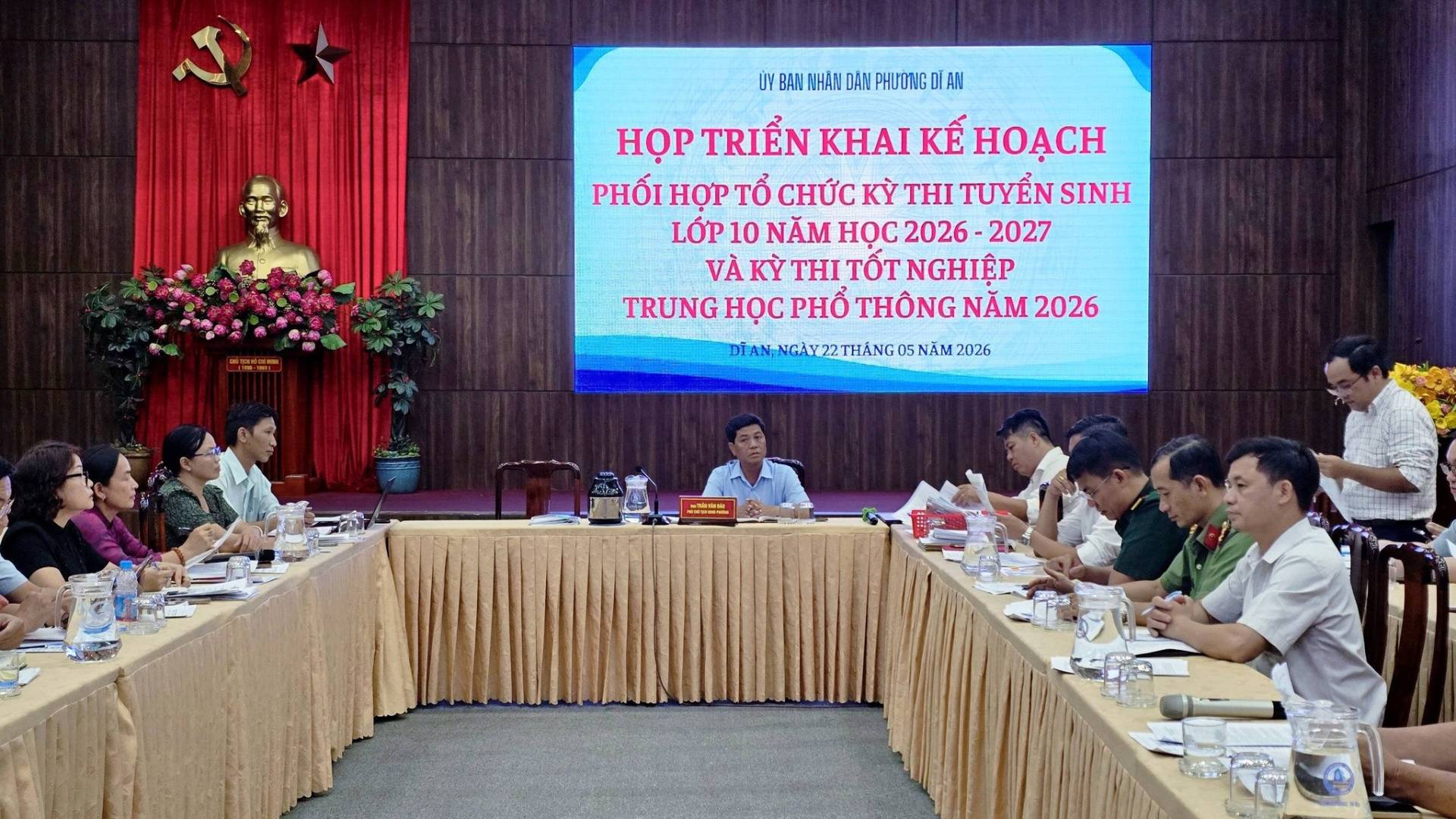 Có thể là hình ảnh về cái bục, đền thờ và văn bản cho biết '屋 U UY BAN NHÀN DÂN PHƯDTUGD IAN HỌP TRIỂN KHAI KẾ HOẠCH PHỐI PHÔIHOP HỌP TỔ CHỨC KỲ TH TUYỂN SINH LỚP 10 NĂM HỌC 2026- 2027 VÀ Ky THI TỐT NGHIỆP TRUNG HỌC PHÔ THÔNG NAM 2026 DTAN,NG22THÁNGOSNĂMZ SNAM 2026 o'