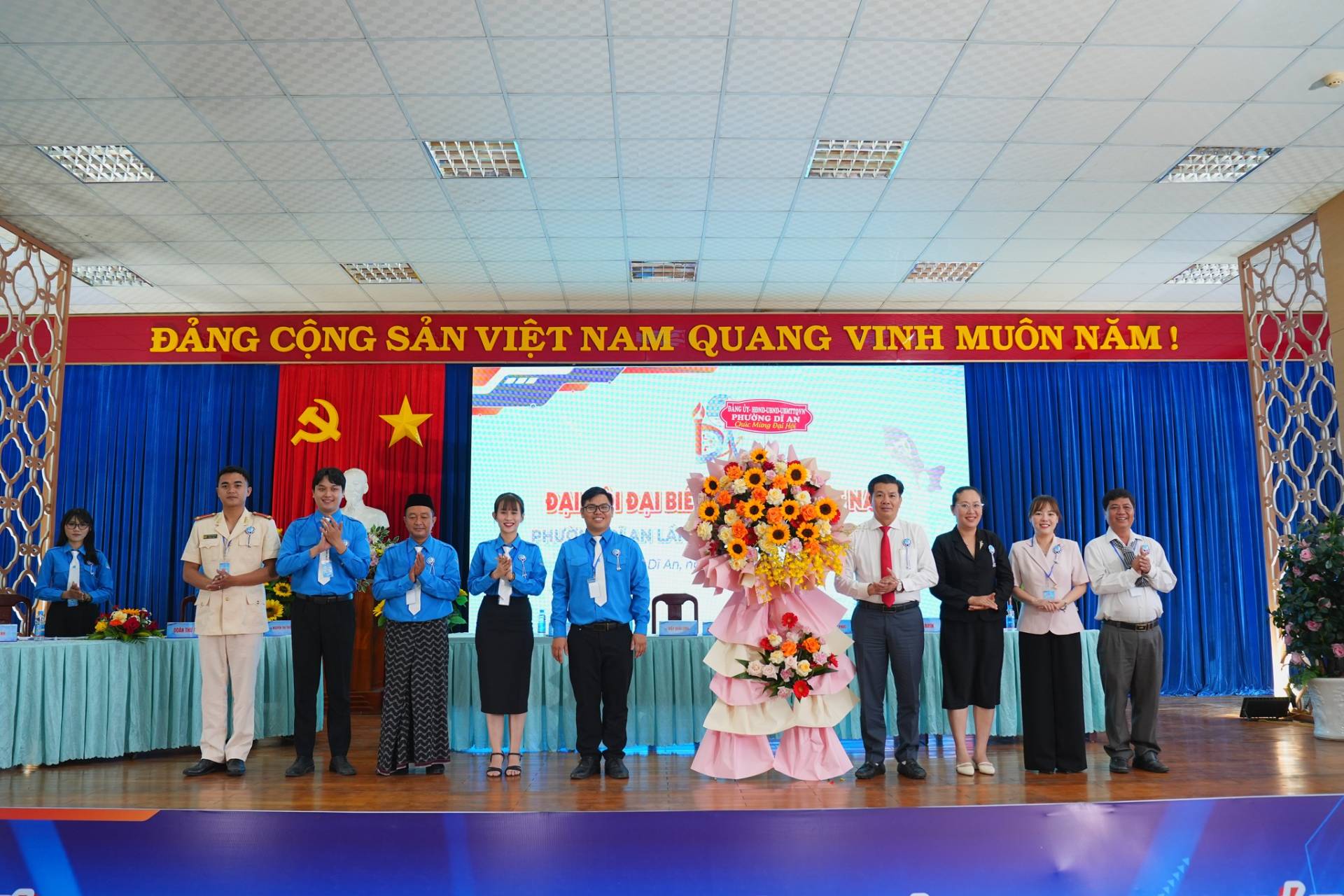 C&oacute; thể l&agrave; h&igrave;nh ảnh về c&aacute;i bục, đền thờ v&agrave; văn bản