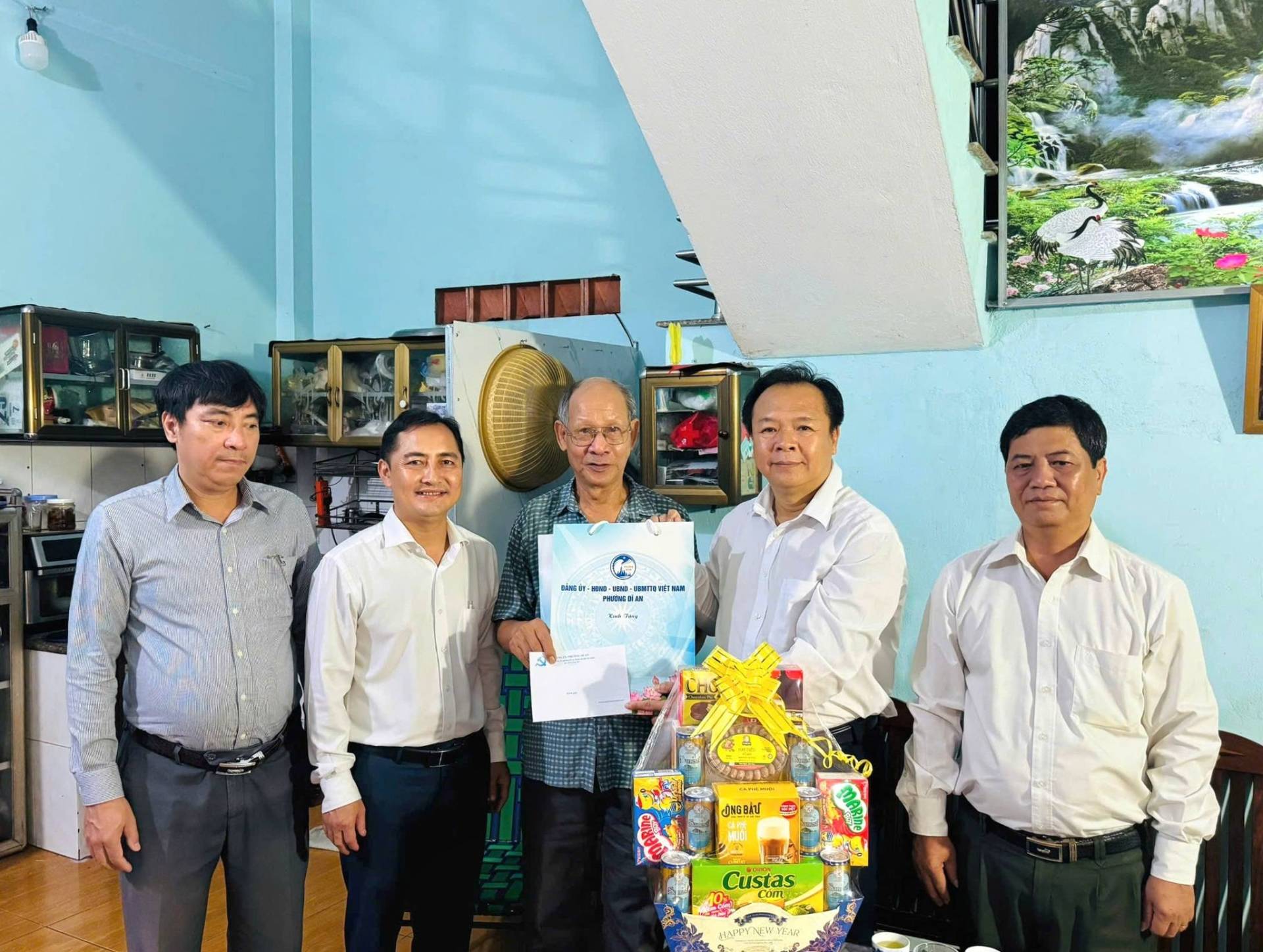 C&oacute; thể l&agrave; h&igrave;nh ảnh về một hoặc nhiều người v&agrave; văn bản