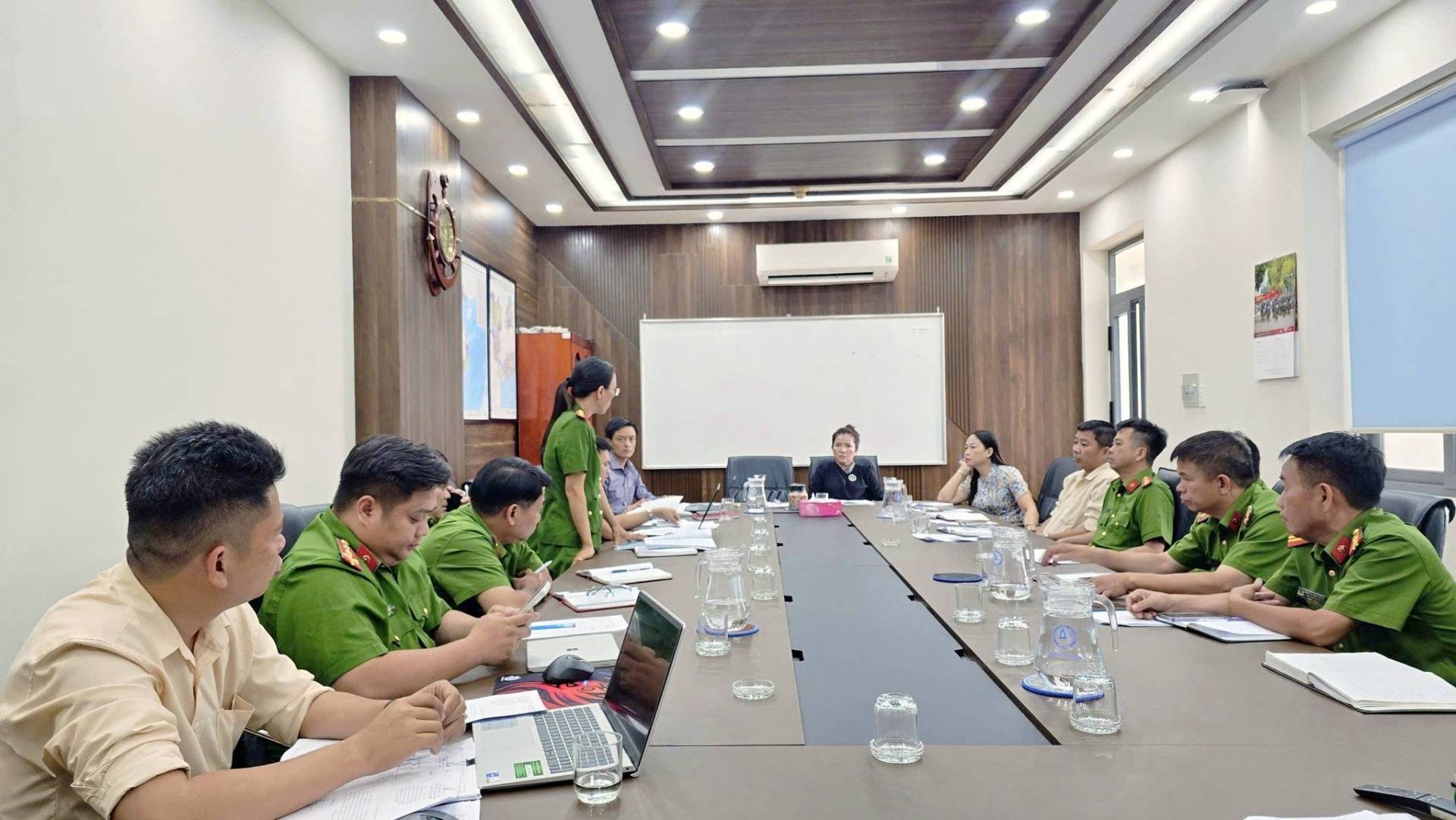 Có thể là hình ảnh về bàn