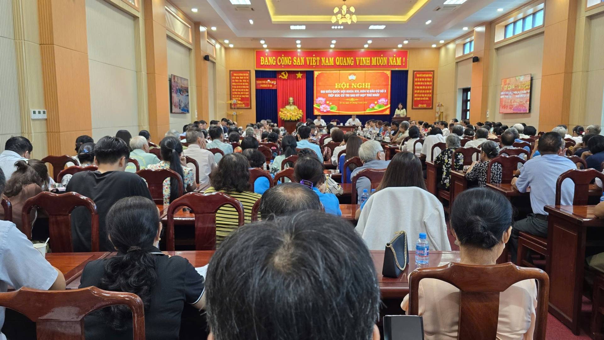 Có thể là hình ảnh về một hoặc nhiều người, đám đông, đền thờ, cái bục và văn bản