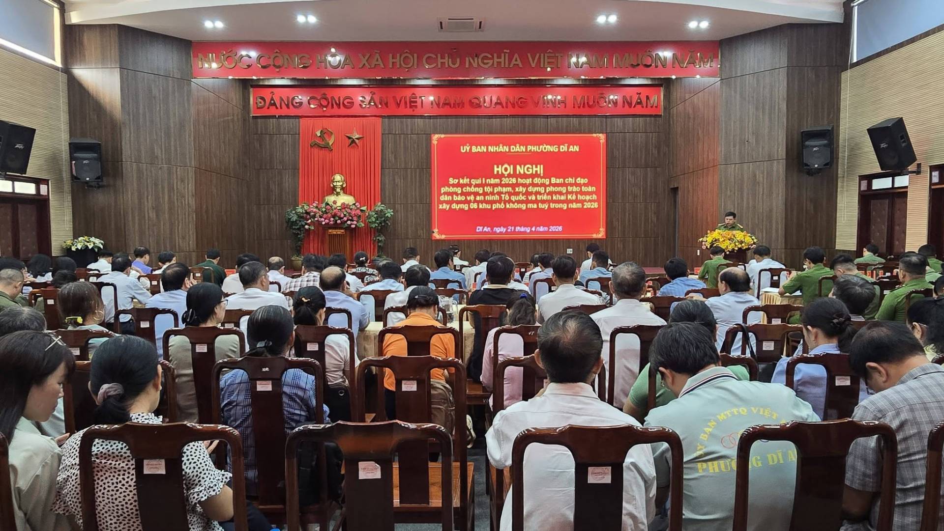 C&oacute; thể l&agrave; h&igrave;nh ảnh về một hoặc nhiều người v&agrave; văn bản