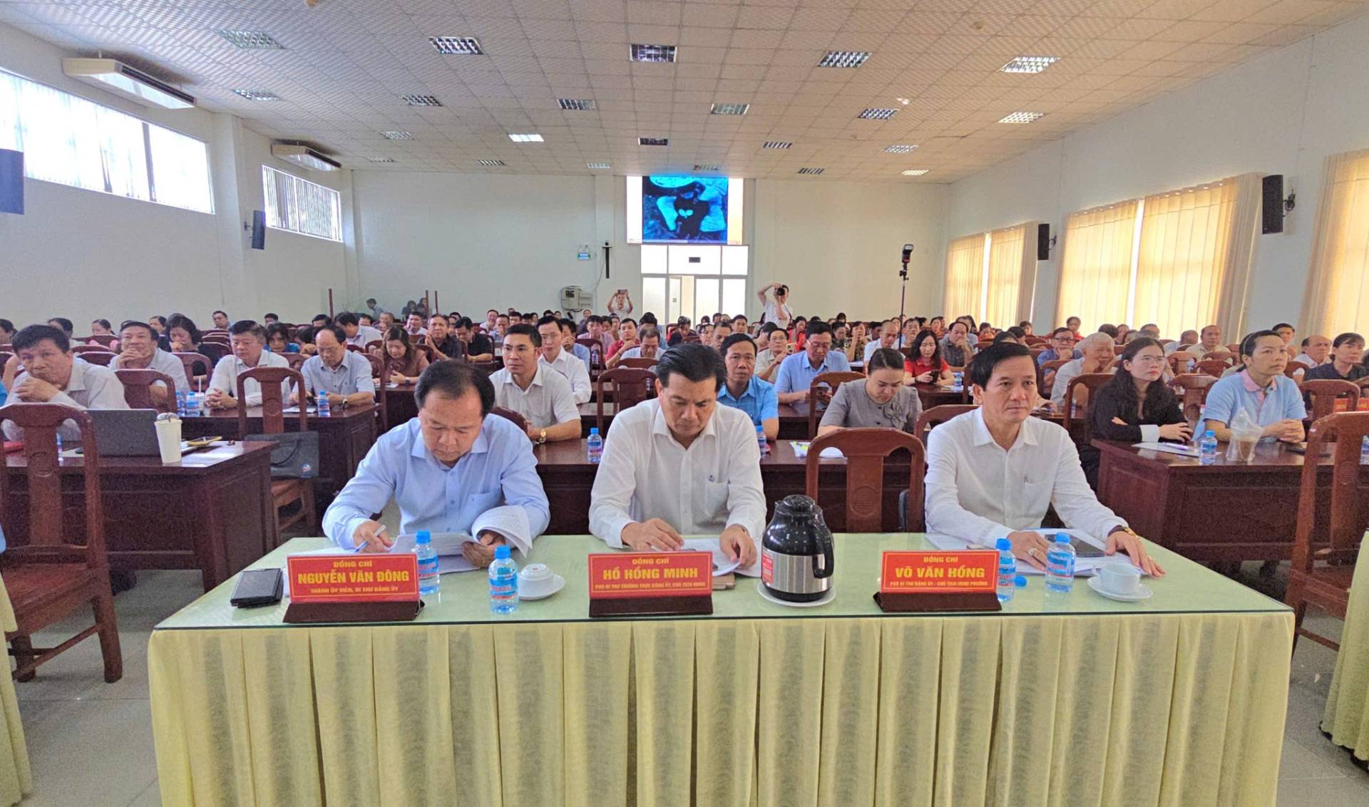 Có thể là hình ảnh về một hoặc nhiều người, mọi người đang học và văn bản